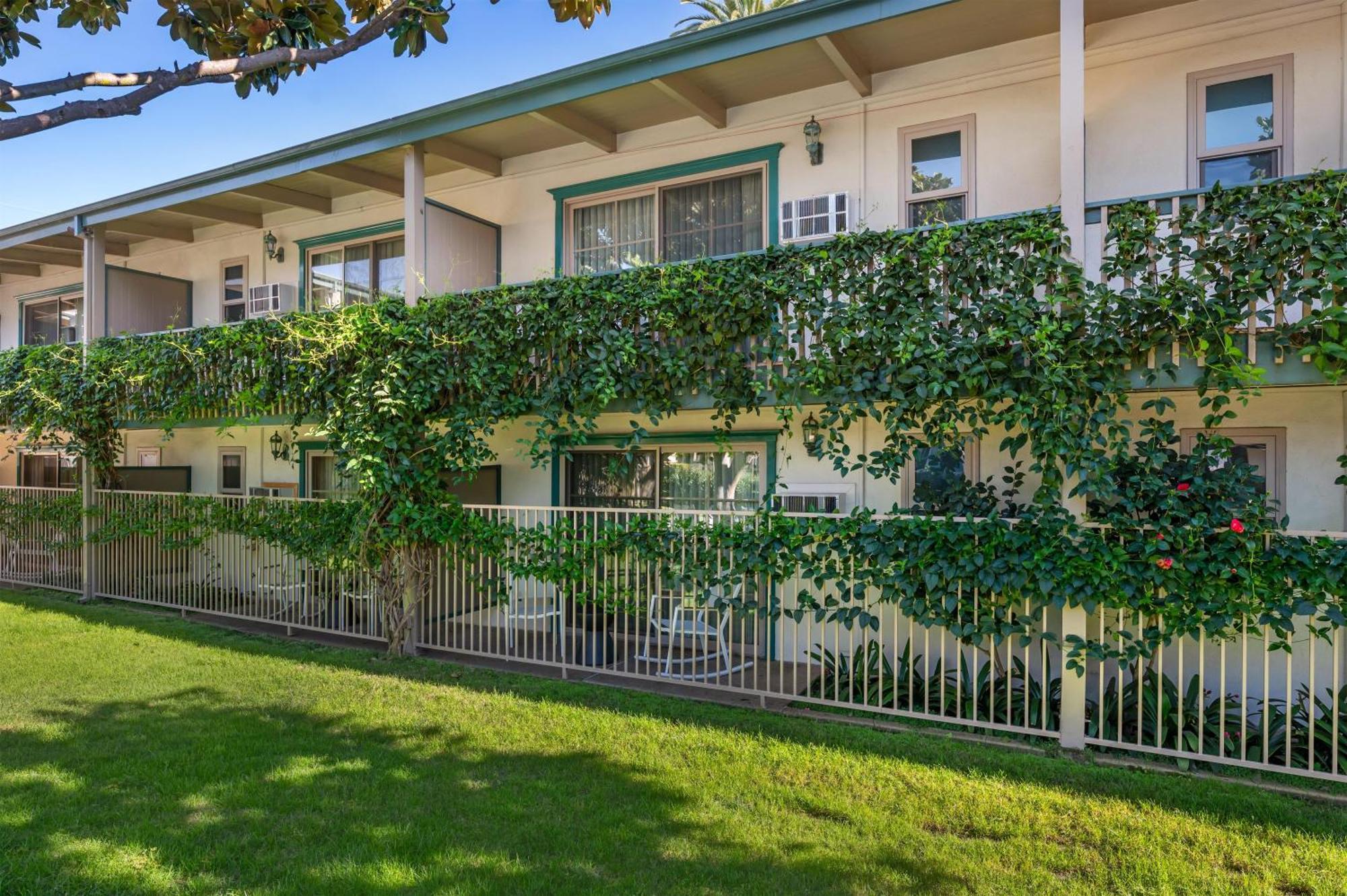 One-Bedroom King Suite Full Kitchen Poolside or Non-Smoking