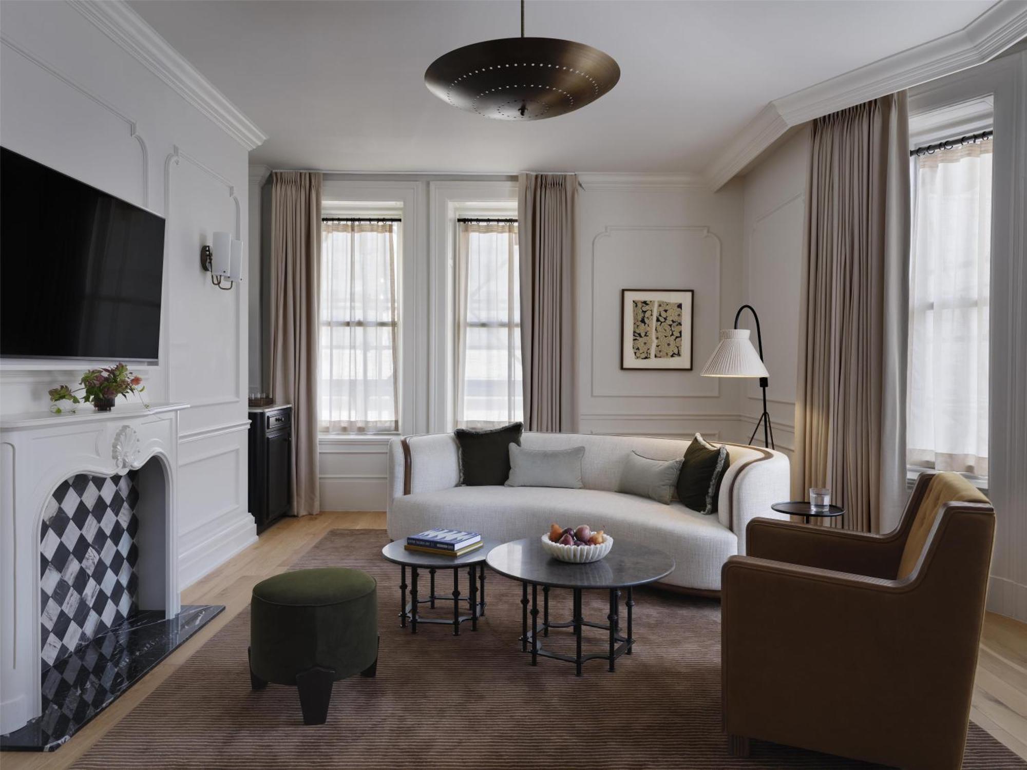 One-Bedroom Corner Suite Accessible Tub