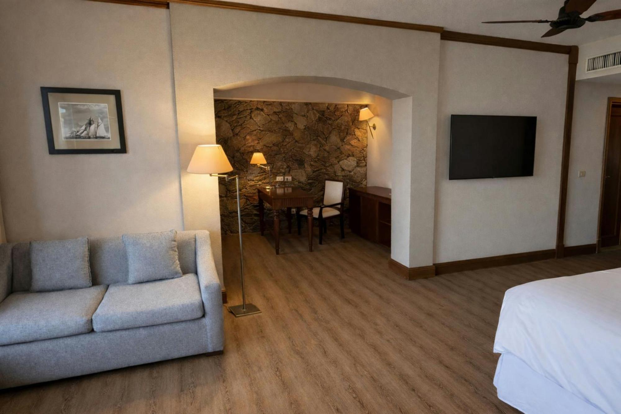 Junior Suite 1 King River view Balcony