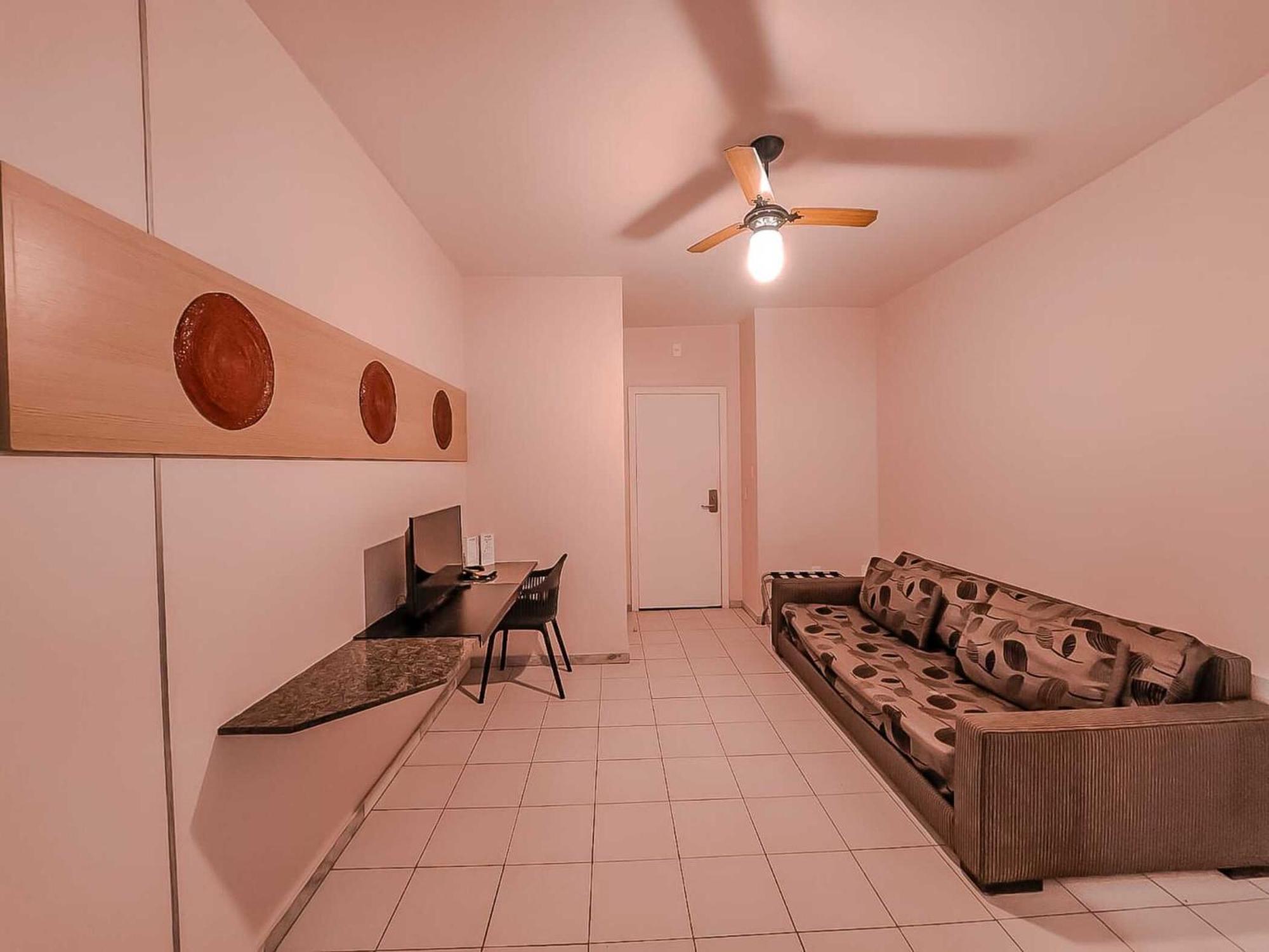 Quarto Triplo com 2 Camas de Solteiro e Sofá-Cama