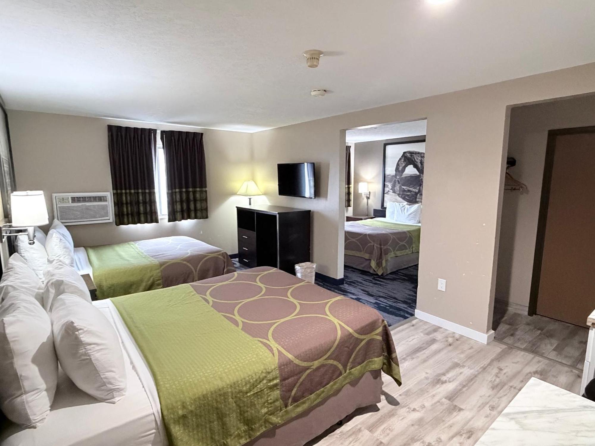 Studio Suite 3 Queen Beds Non-Smoking