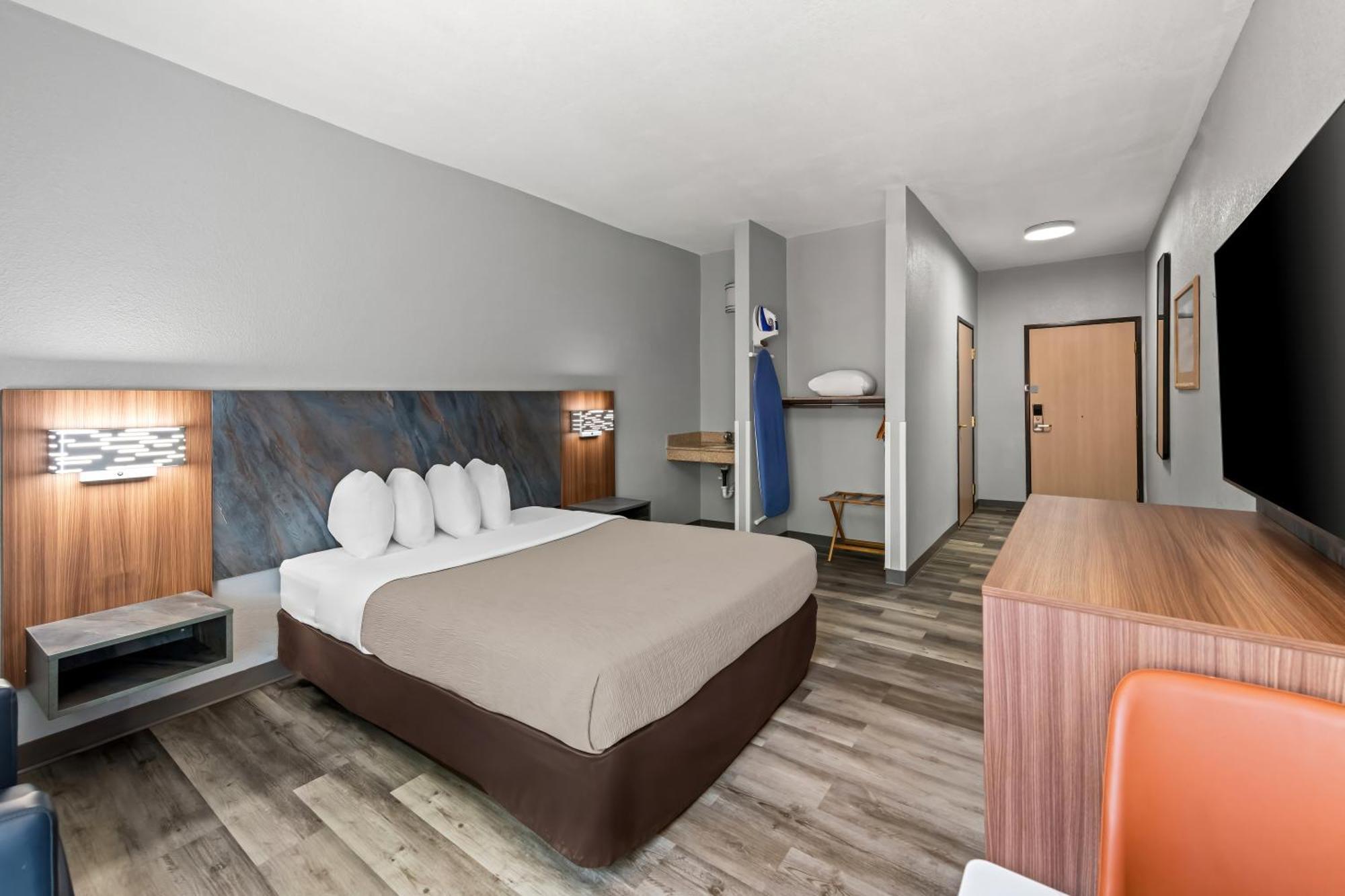 Queen Room - Accessible/Non-Smoking