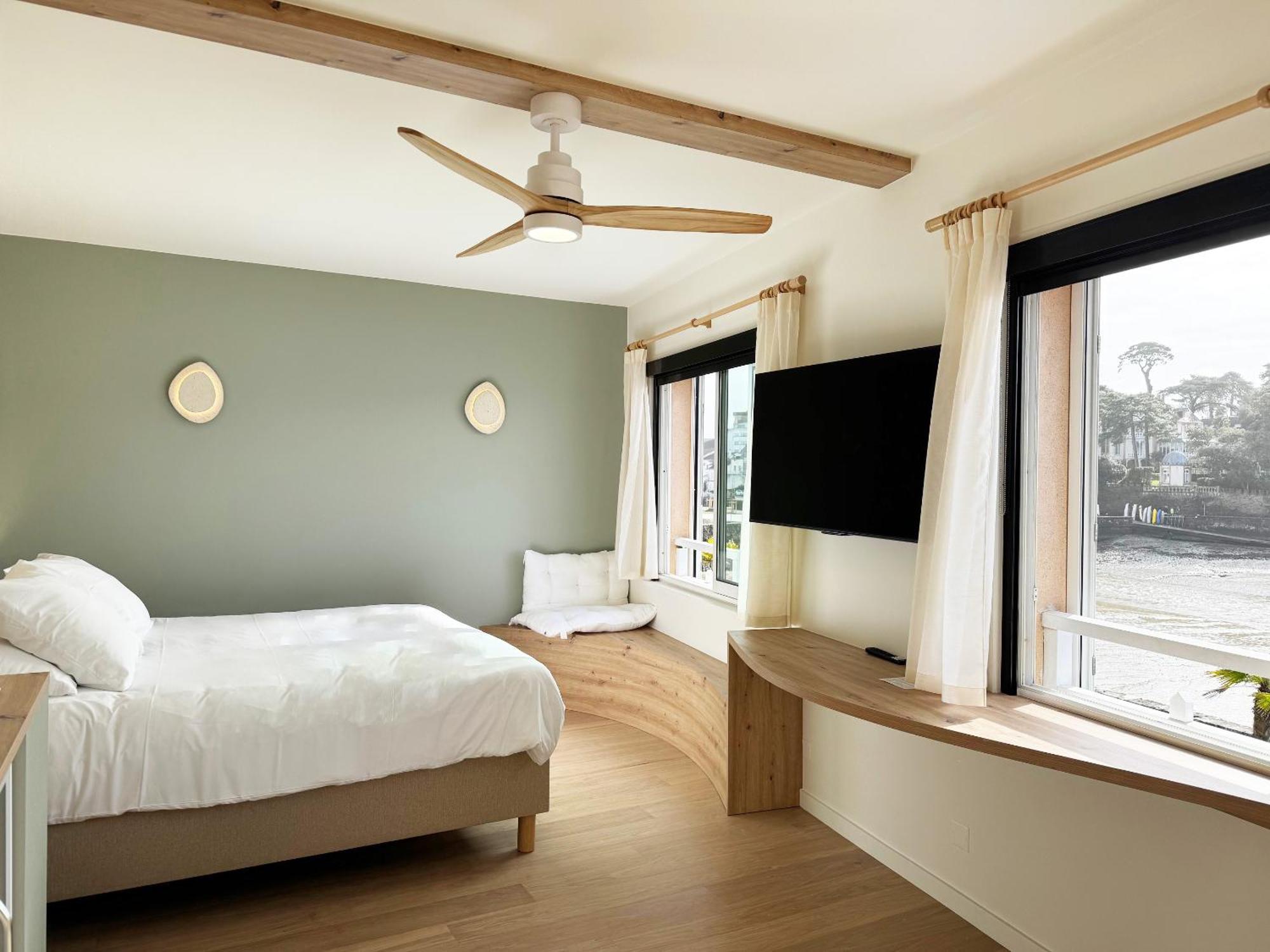 Deluxe Family Room