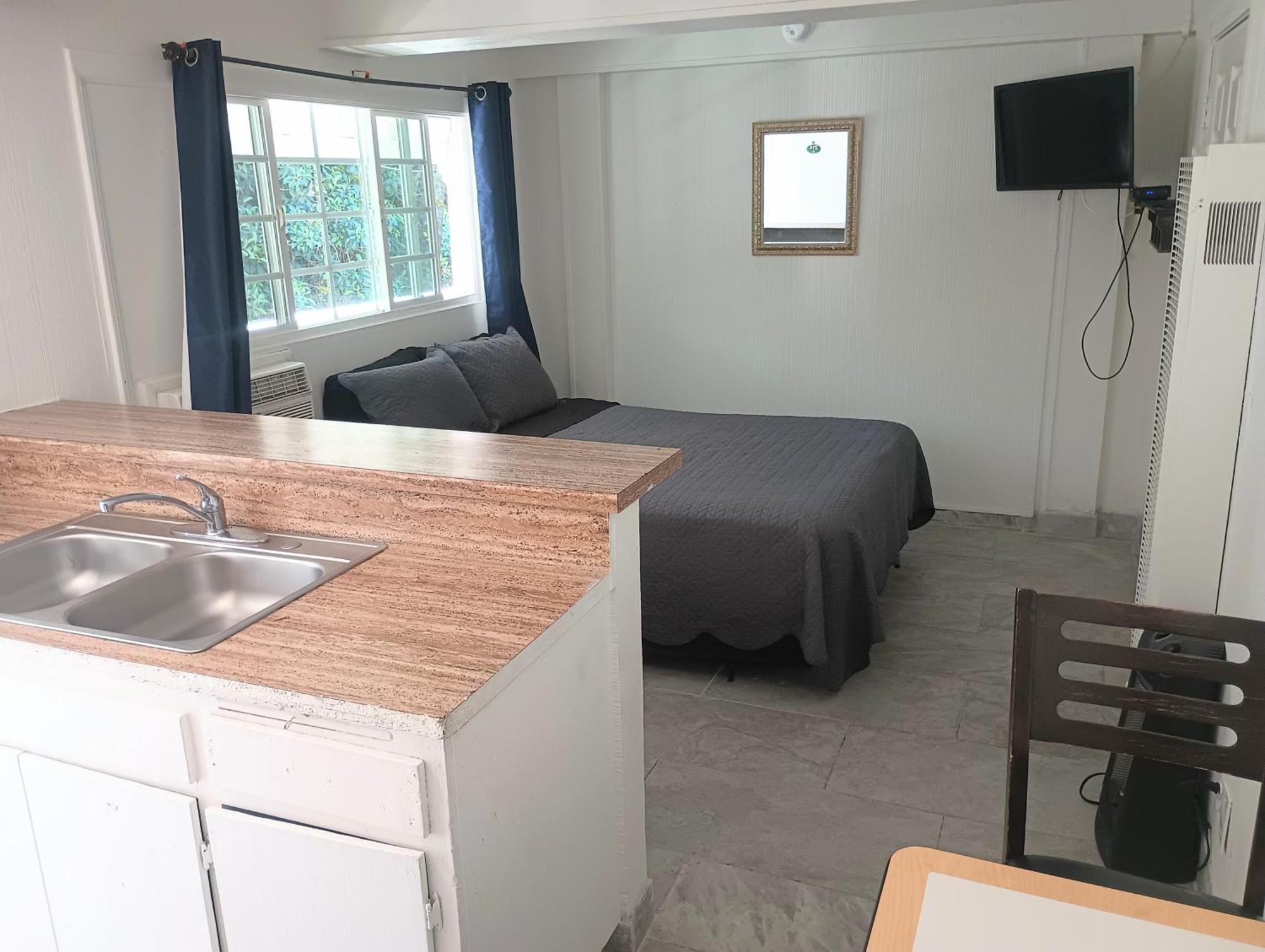 Queen Room Kitchen