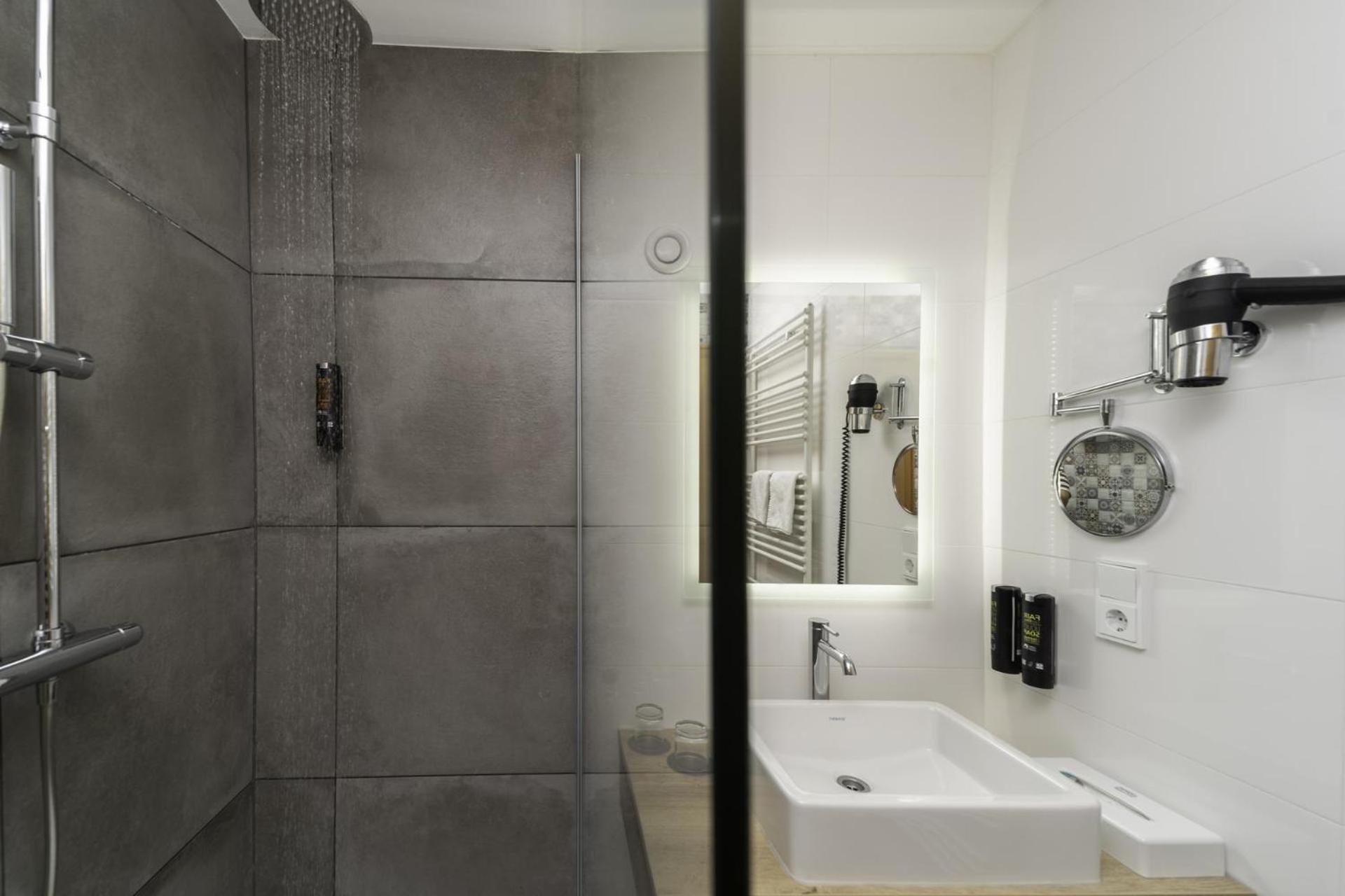 Double Room,1756487870:JPEG
