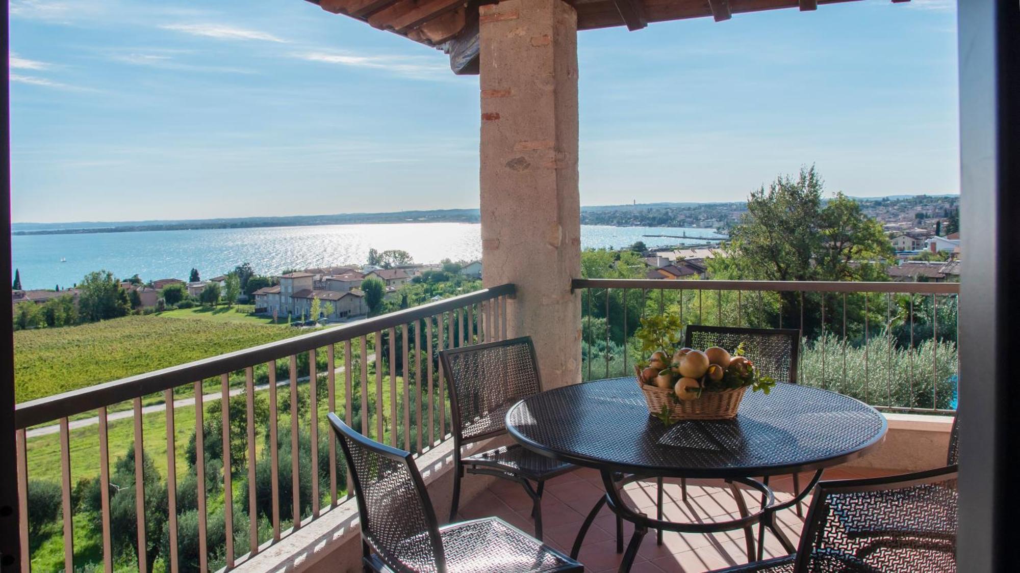 One-Bedroom Apartment Balcony or Terrace Lake View