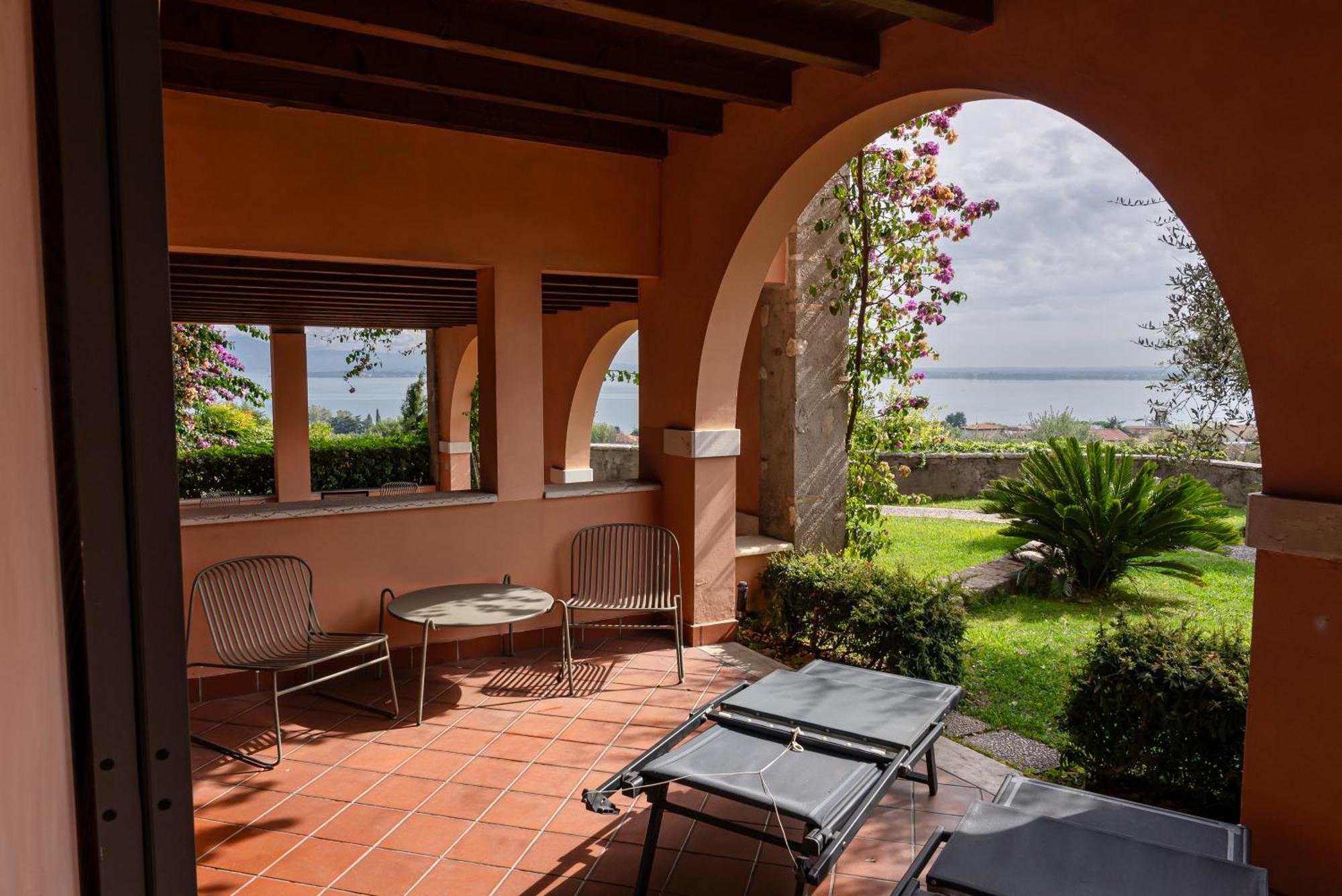 Family Two-Bedroom Apartment Balcony or Terrace Lake View