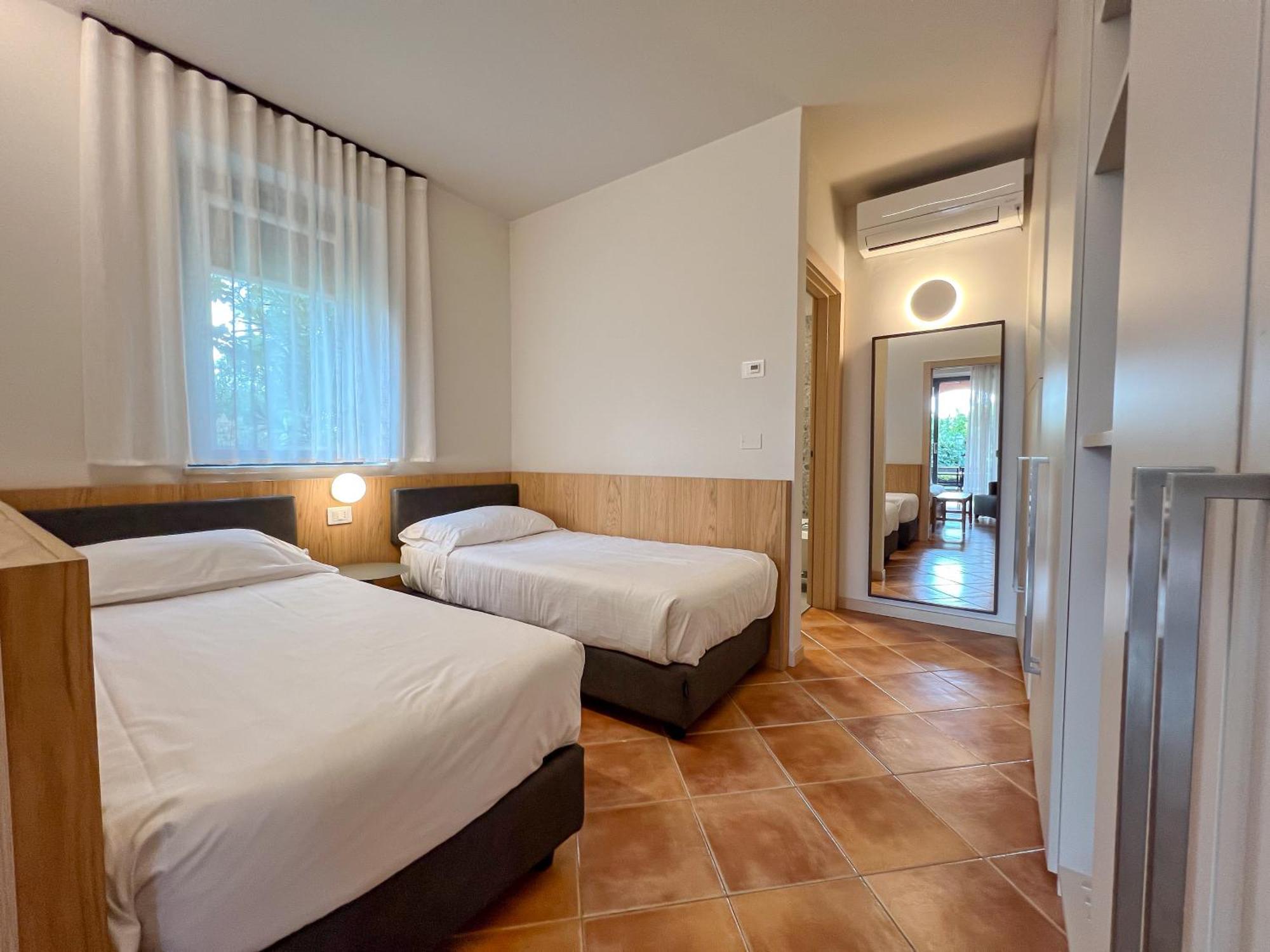 Family Two-Bedroom Apartment Balcony or Terrace Lake View
