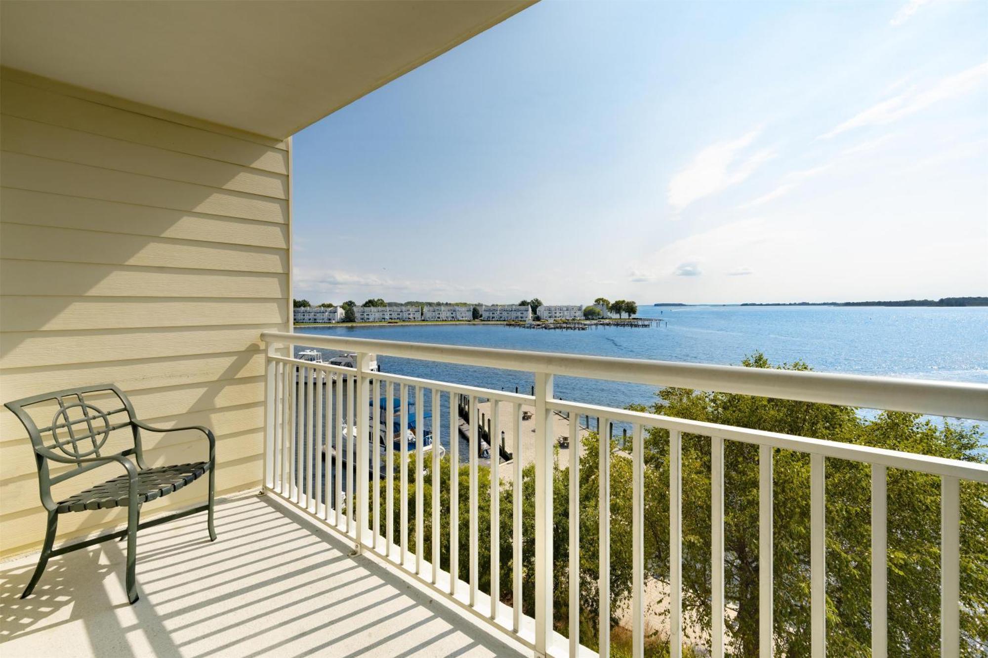 Junior King Suite with Sofa Bed and Balcony - Bayfront