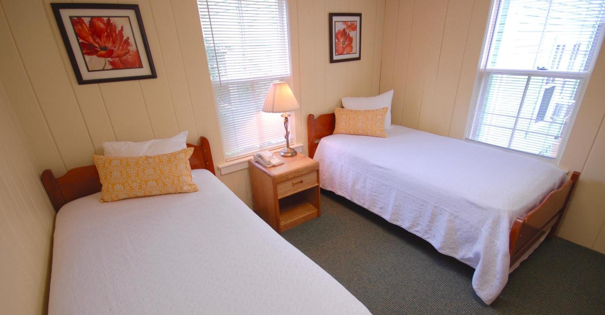 Two-Bedroom Cottage Lake View Queen or Twins