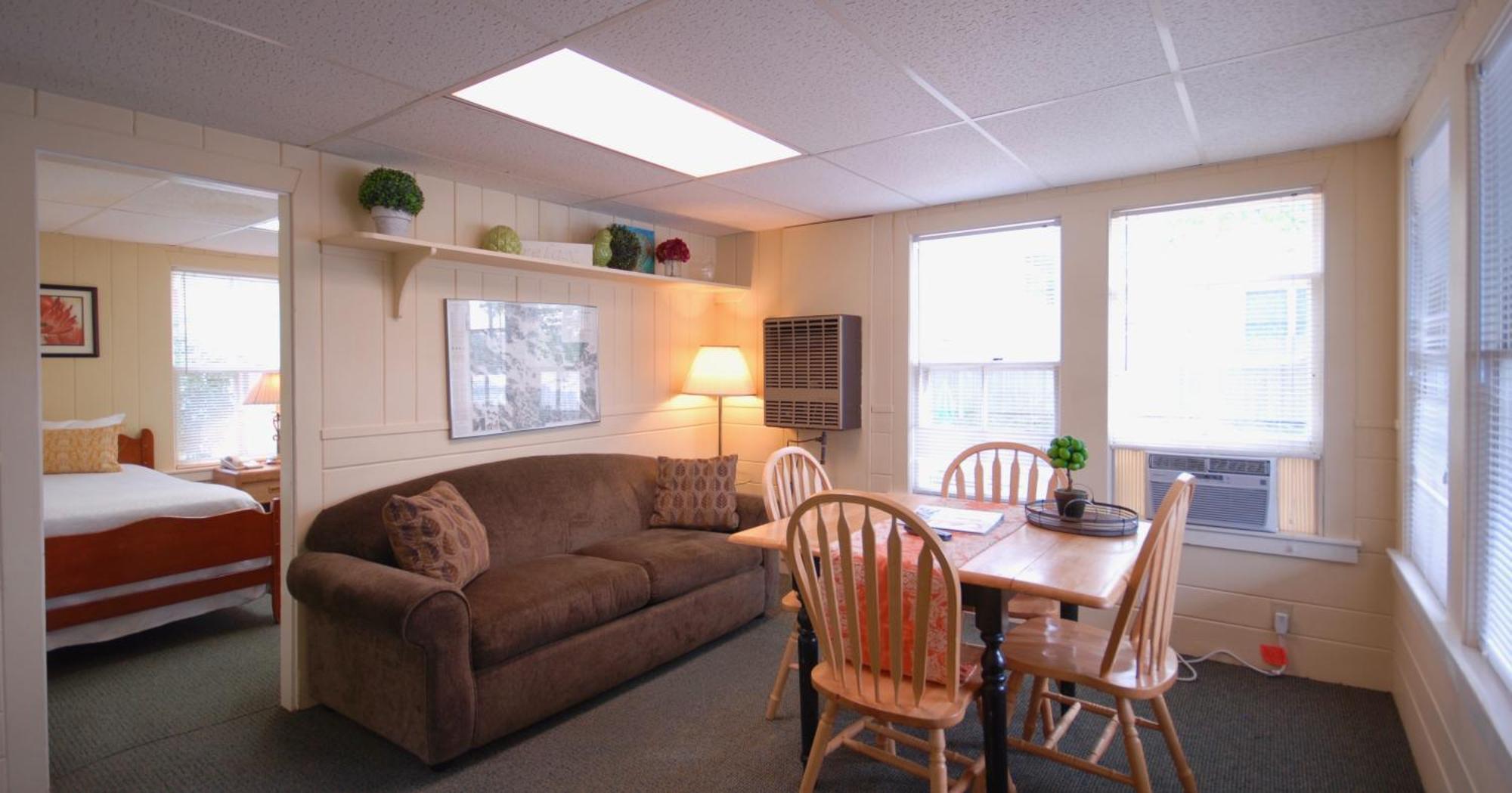 Two-Bedroom Cottage Lake View Queen or Twins