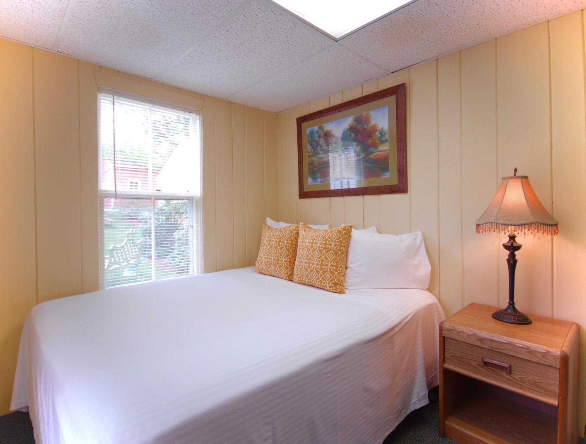 Two-Bedroom Cottage Lake View Queen or Twins