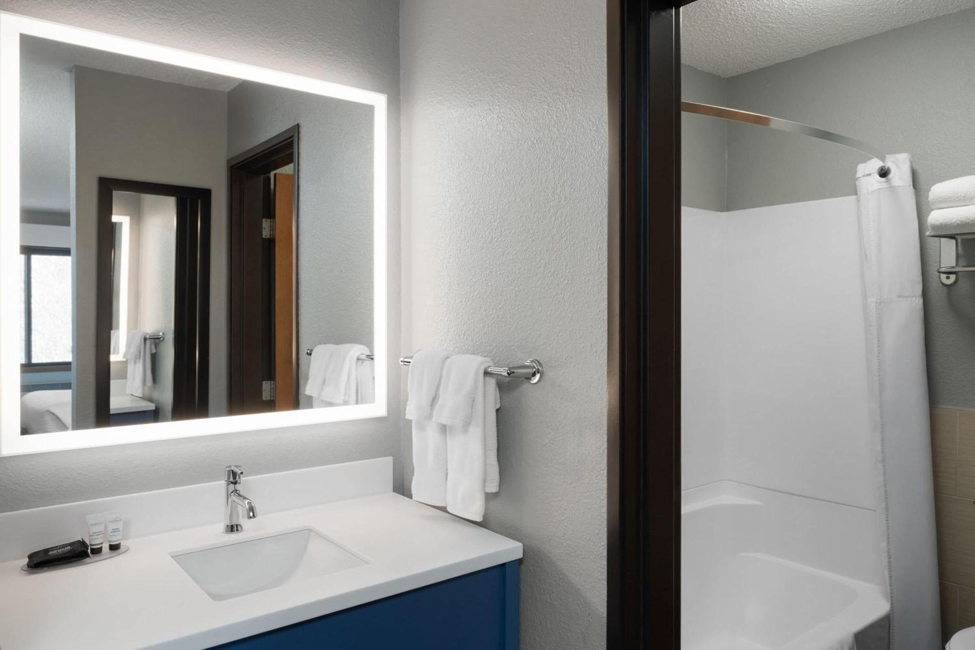 Deluxe Queen Kitchenette