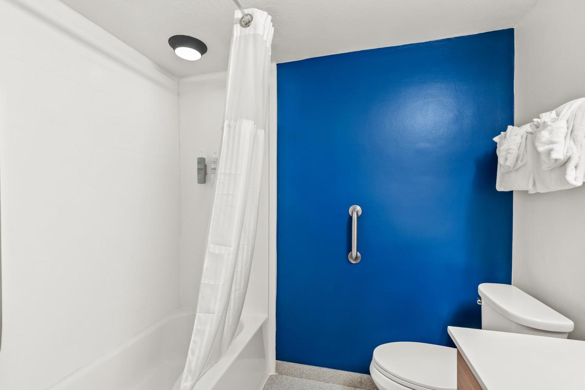Queen Room with Bath Tub - Disability Access
