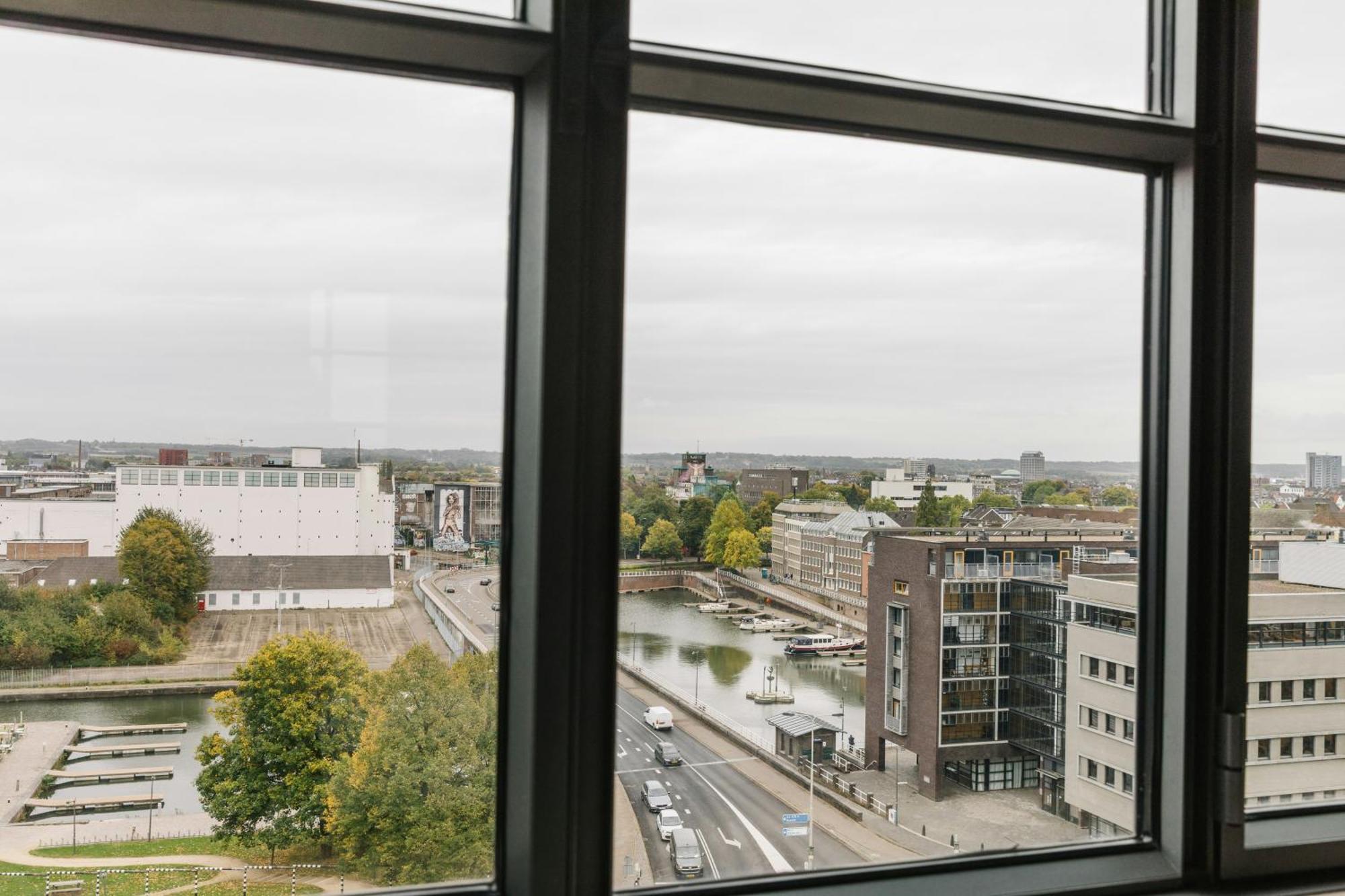 Deluxe Studio,1756639596:JPEG