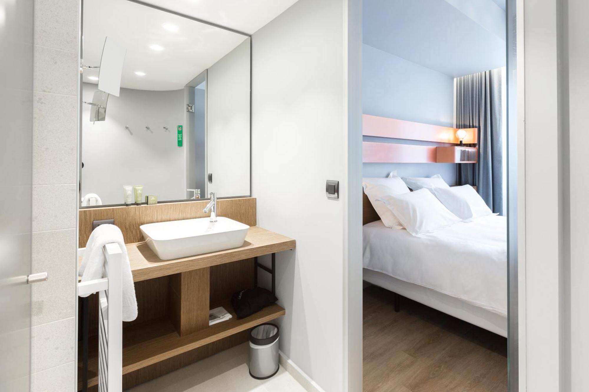 Classic Double Room One Queen Bed