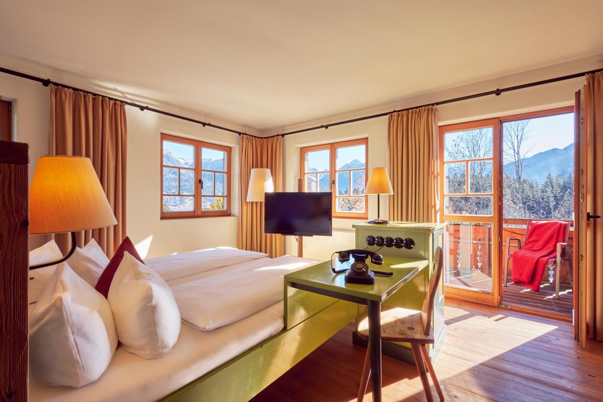 Double Room Bath Mountain View & Balcony