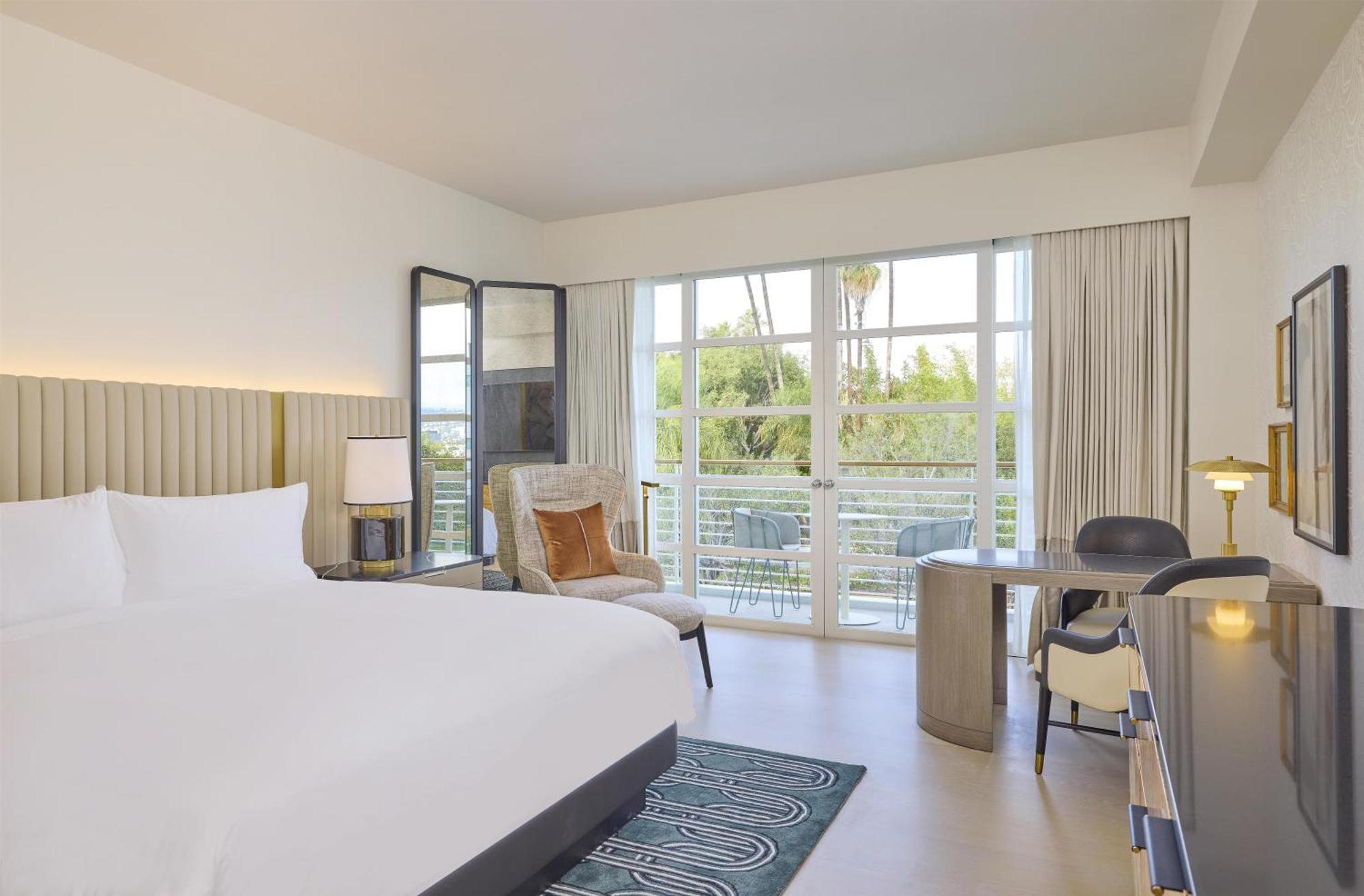 Deluxe One King Bed Room