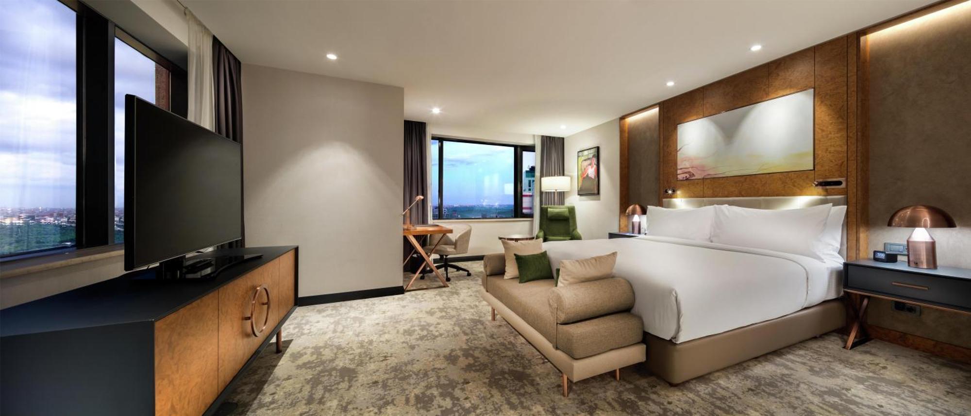Deluxe Corner King Room