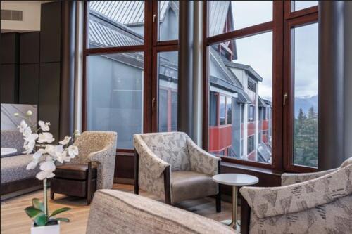 Club Room 1 King Bed Non Smoking Club Lounge Access