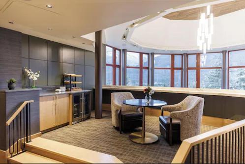 Club Room 1 King Bed Non Smoking Club Lounge Access