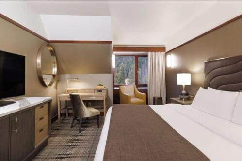 Club Room 1 King Bed Non Smoking Club Lounge Access