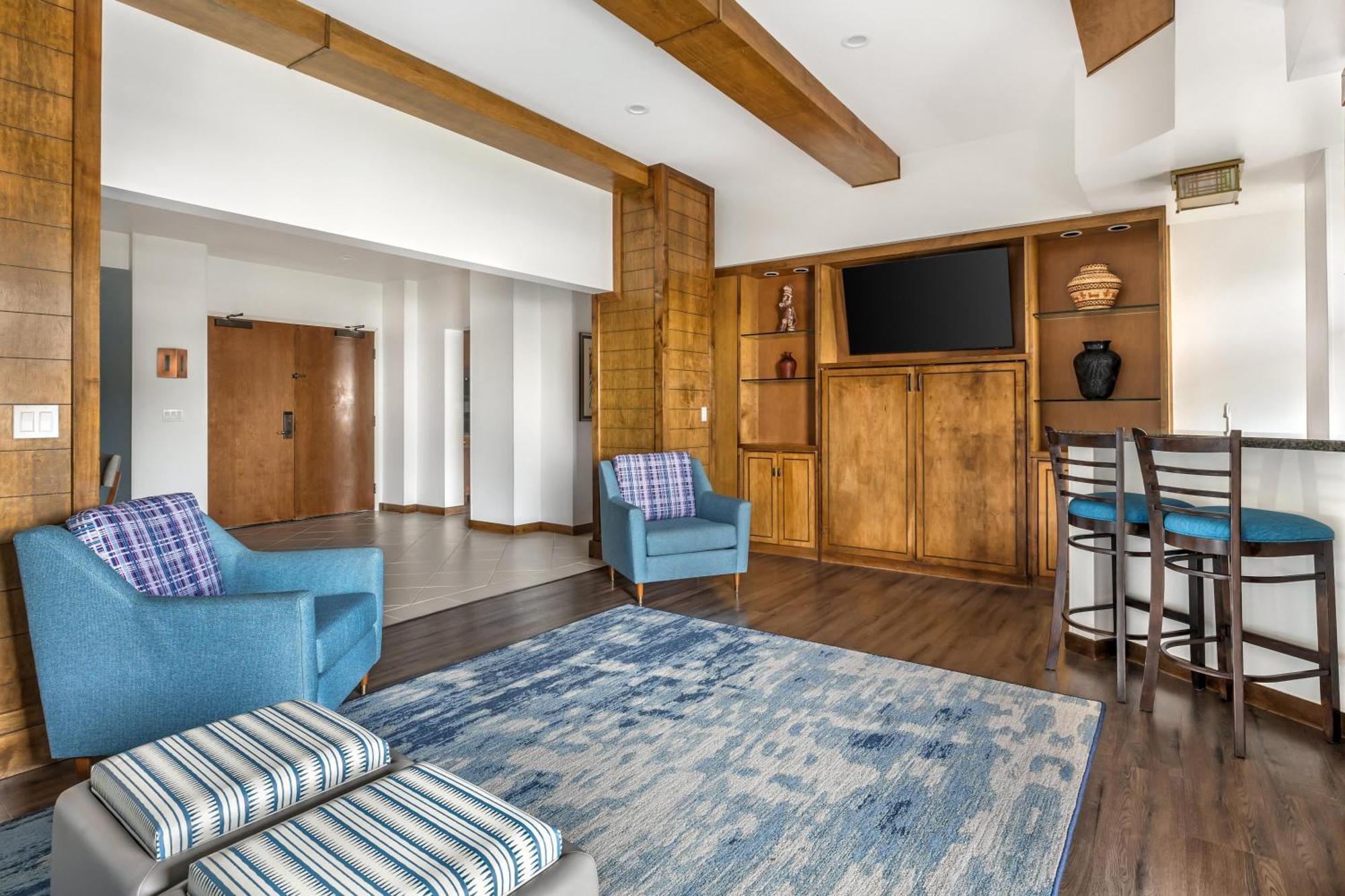 2 BEDROOM 2 KINGS POOL VIEW DELUXE SUITE