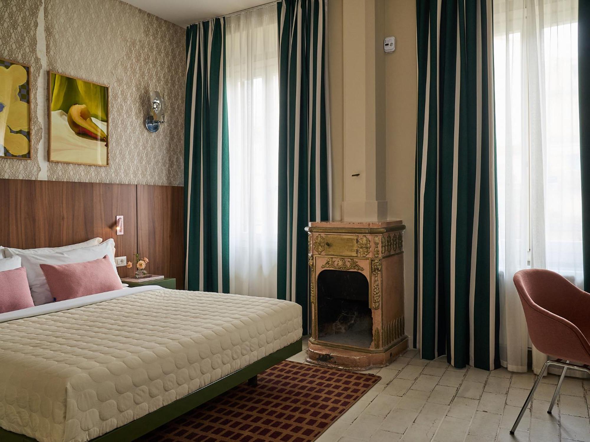 Medium Room