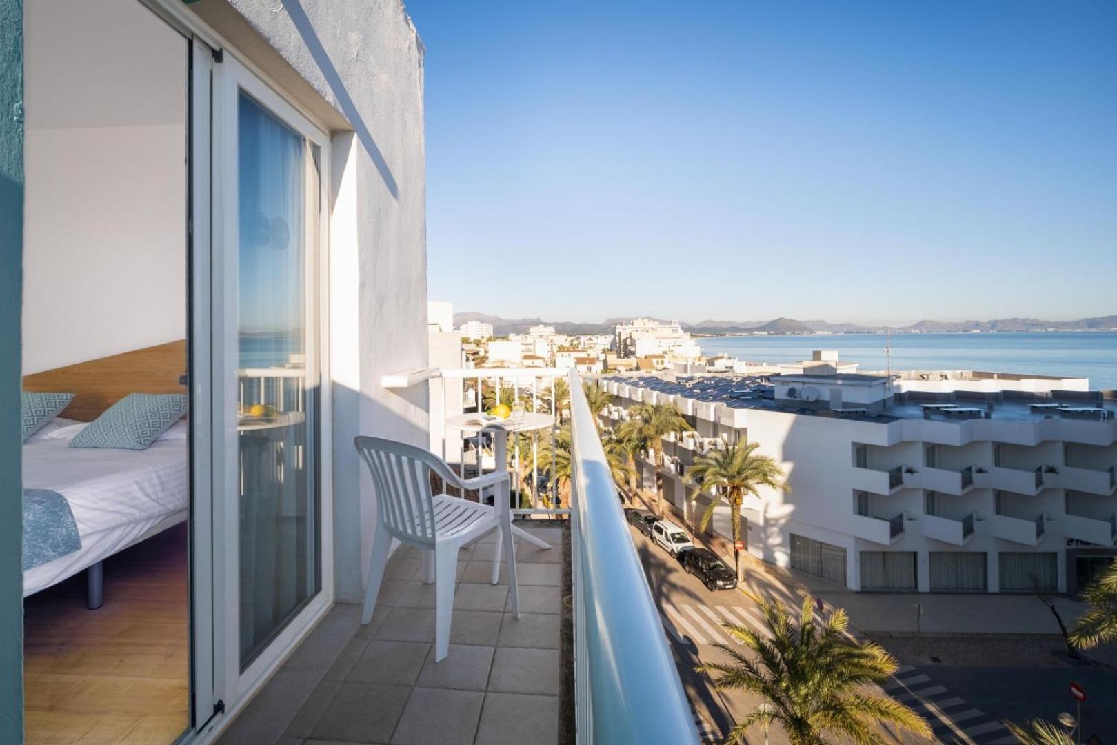Habitación Doble con vistas al mar y balcón