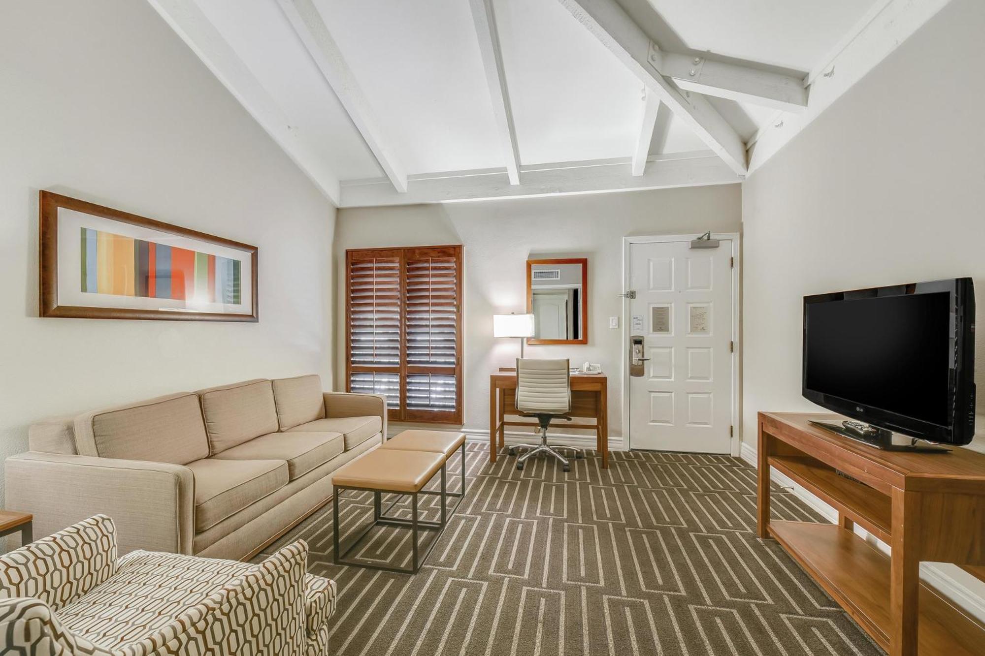 One-Bedroom Queen Suite Two Queen Beds