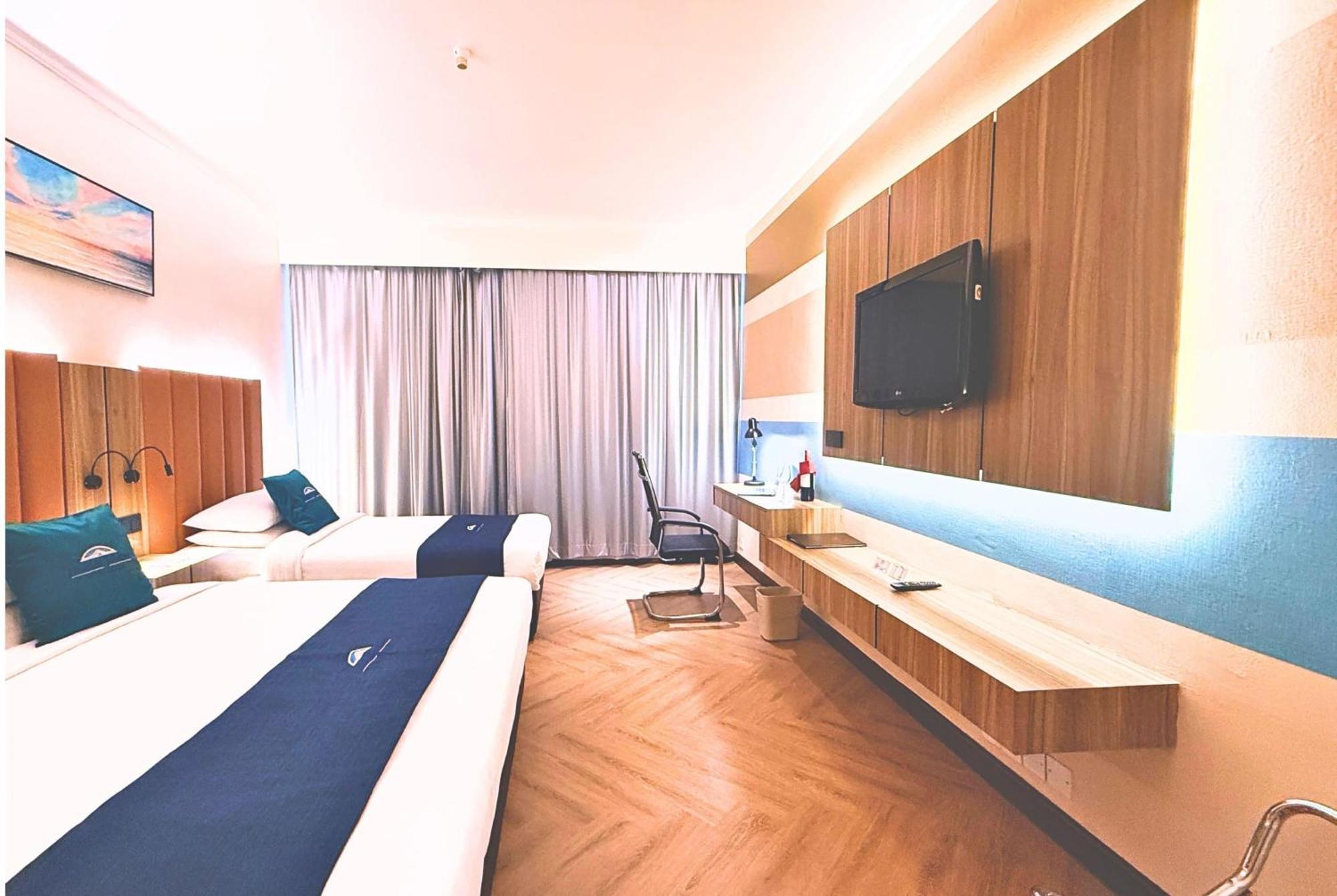 Superior King Room One Single Bed Non-Smoking