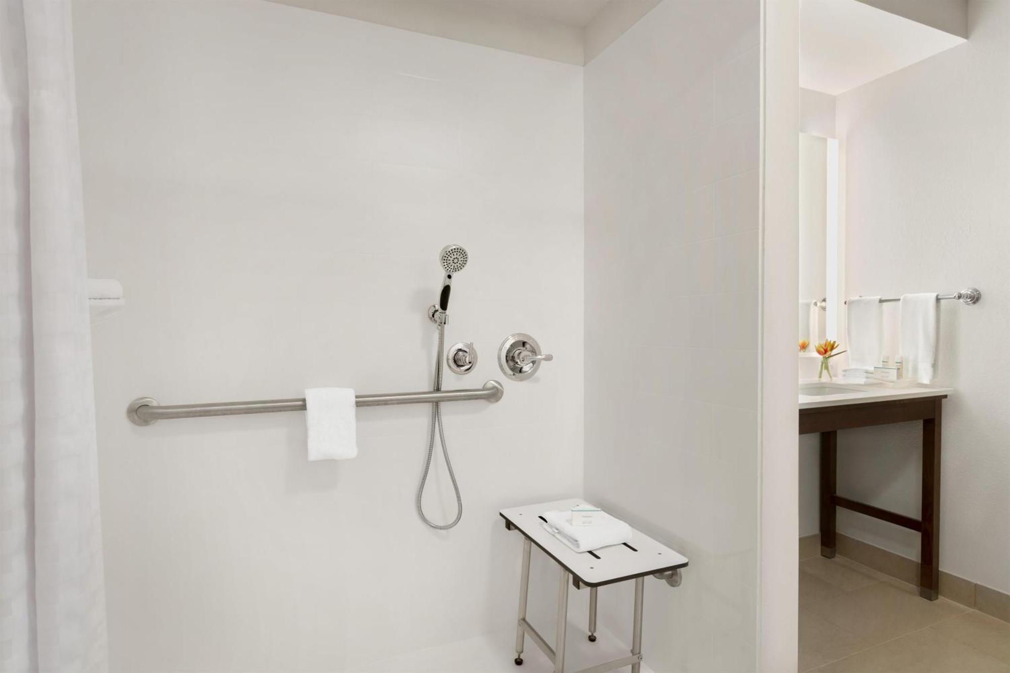 Queen Room - Disability Access/Non-Smoking