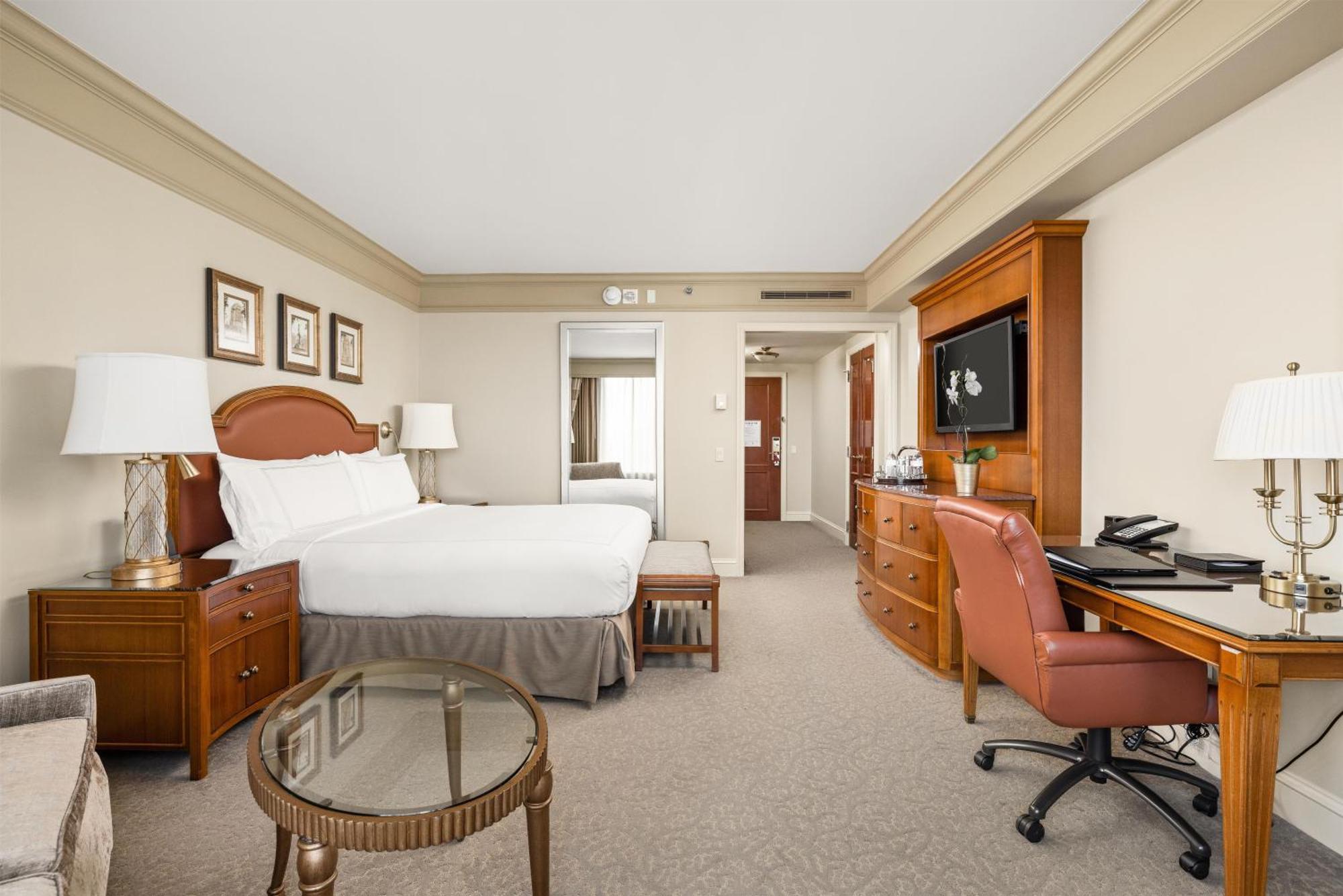 Deluxe King Room Transfer Shower Mobility Access