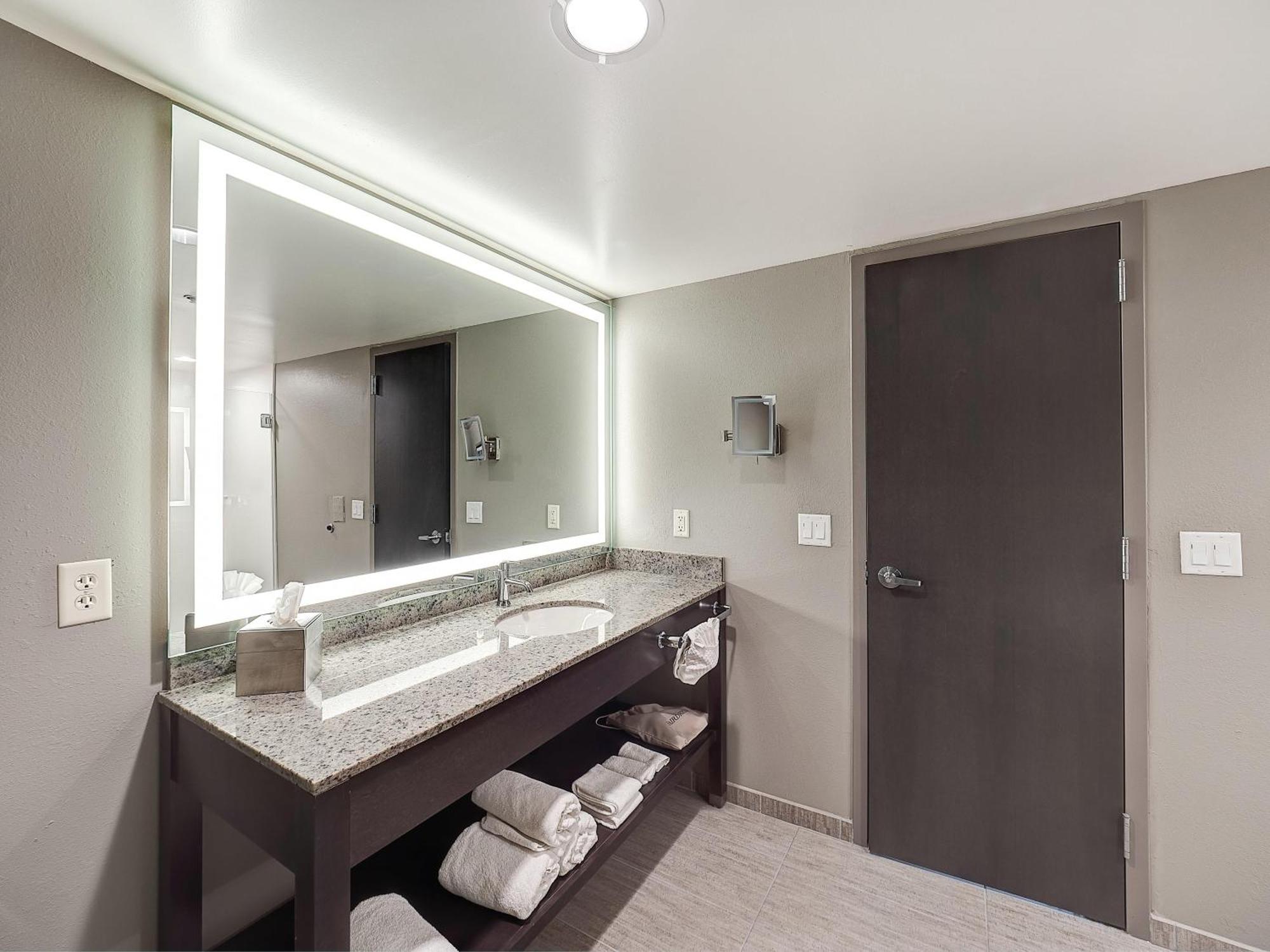 Queen Room with Two Queen Beds and Roll-In Shower - Mobility Accessible,1758311662:JPEG
