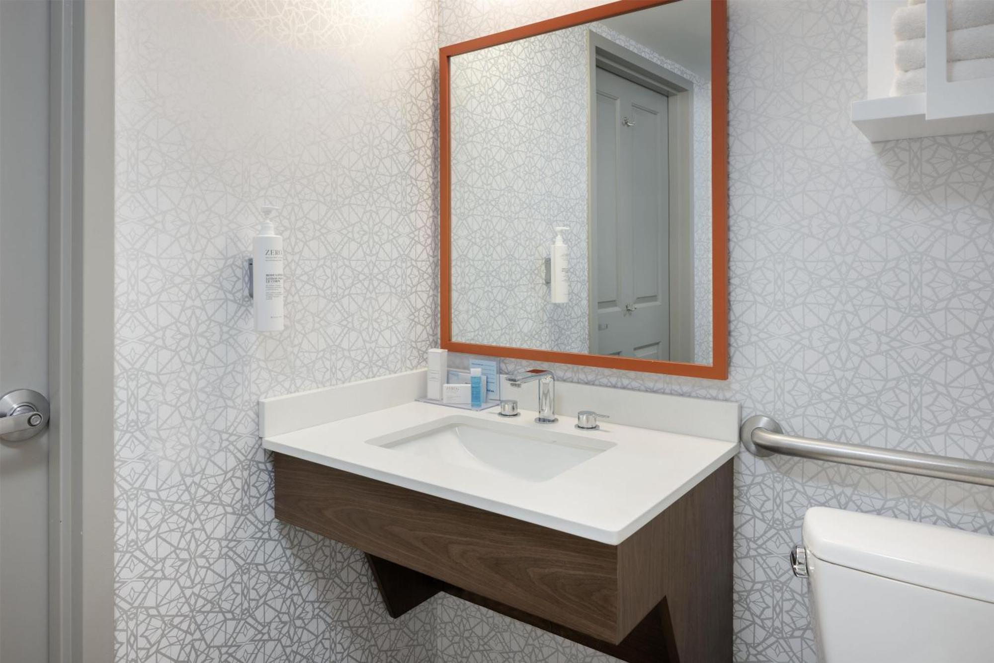 1 King Oceanfront Mobility Access w or Tub