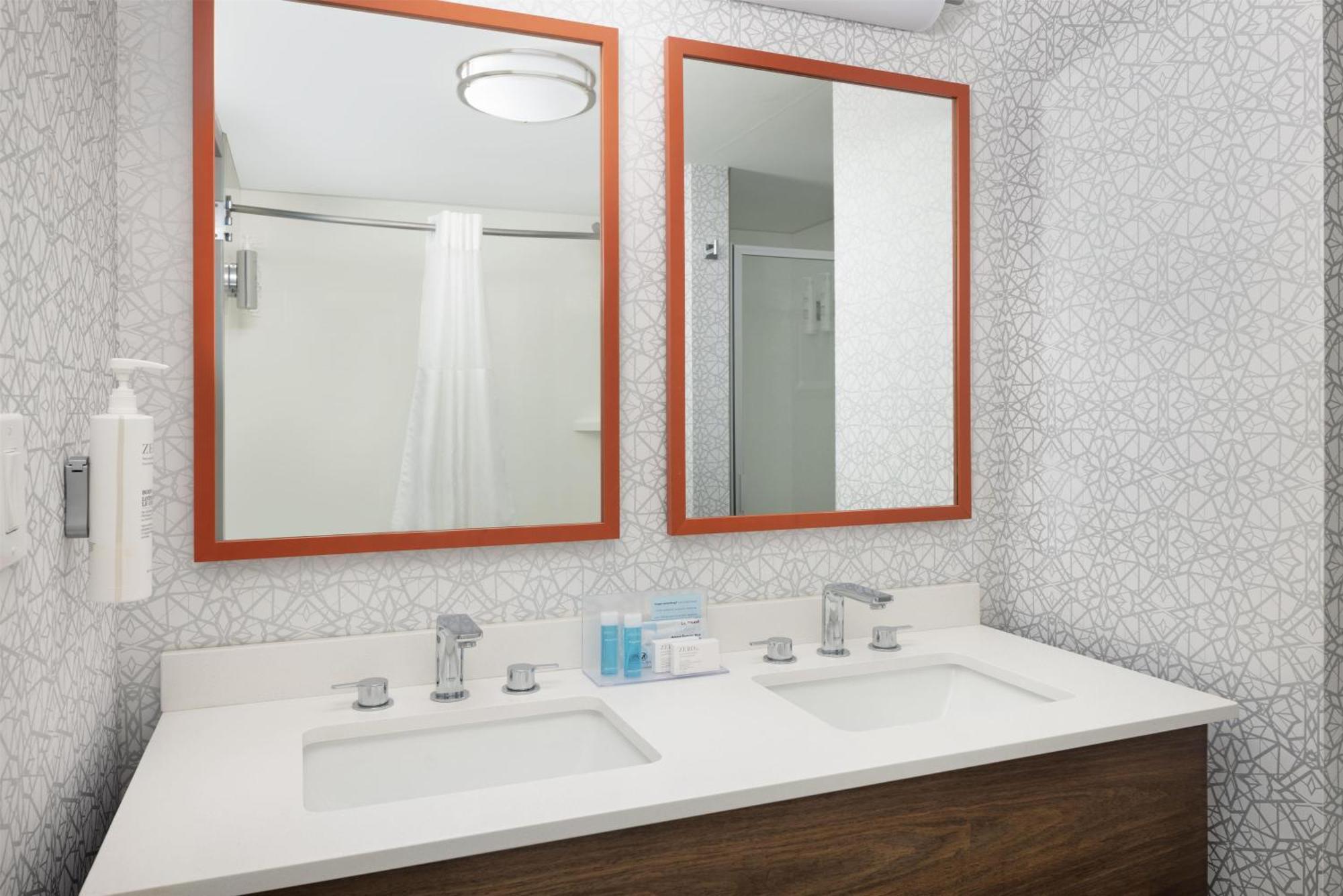 1 Kng or 1 Qn or Bunkbeds 2 BR or 1 Bath Oceanfront Ste