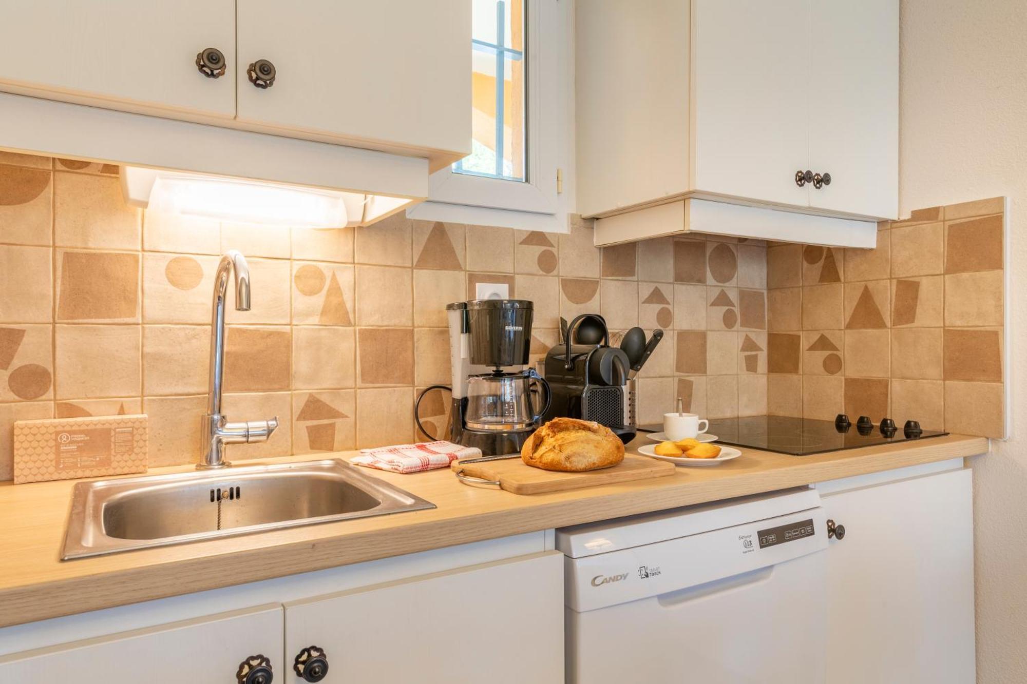 Superior One-Bedroom Apartment Sleeping Alcove Air Conditioning Terrace or Balcony Garden View