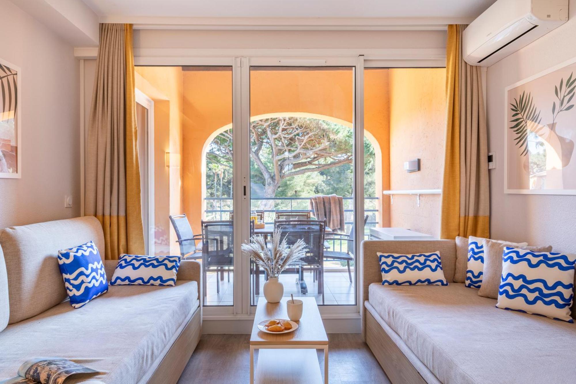 Superior One-Bedroom Apartment Sleeping Alcove Air Conditioning Terrace or Balcony Garden View