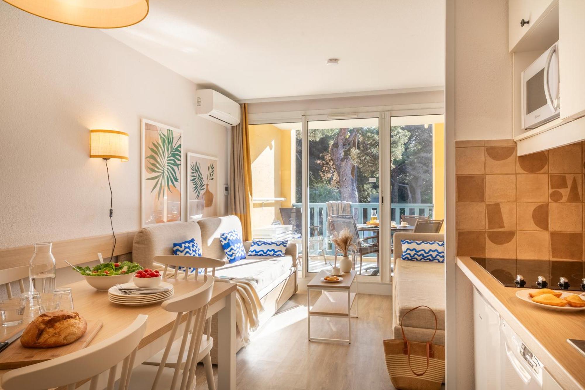 Superior One-Bedroom Apartment Air Conditioning Terrace or Balcony Garden View