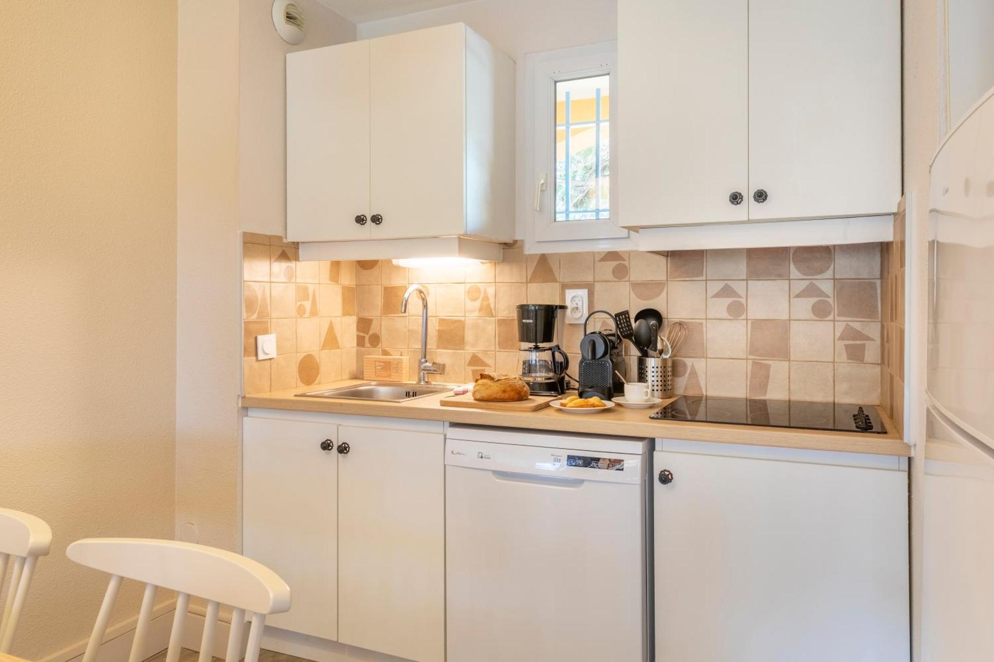 Superior One-Bedroom Apartment Sleeping Alcove Air Conditioning Terrace or Balcony Garden View