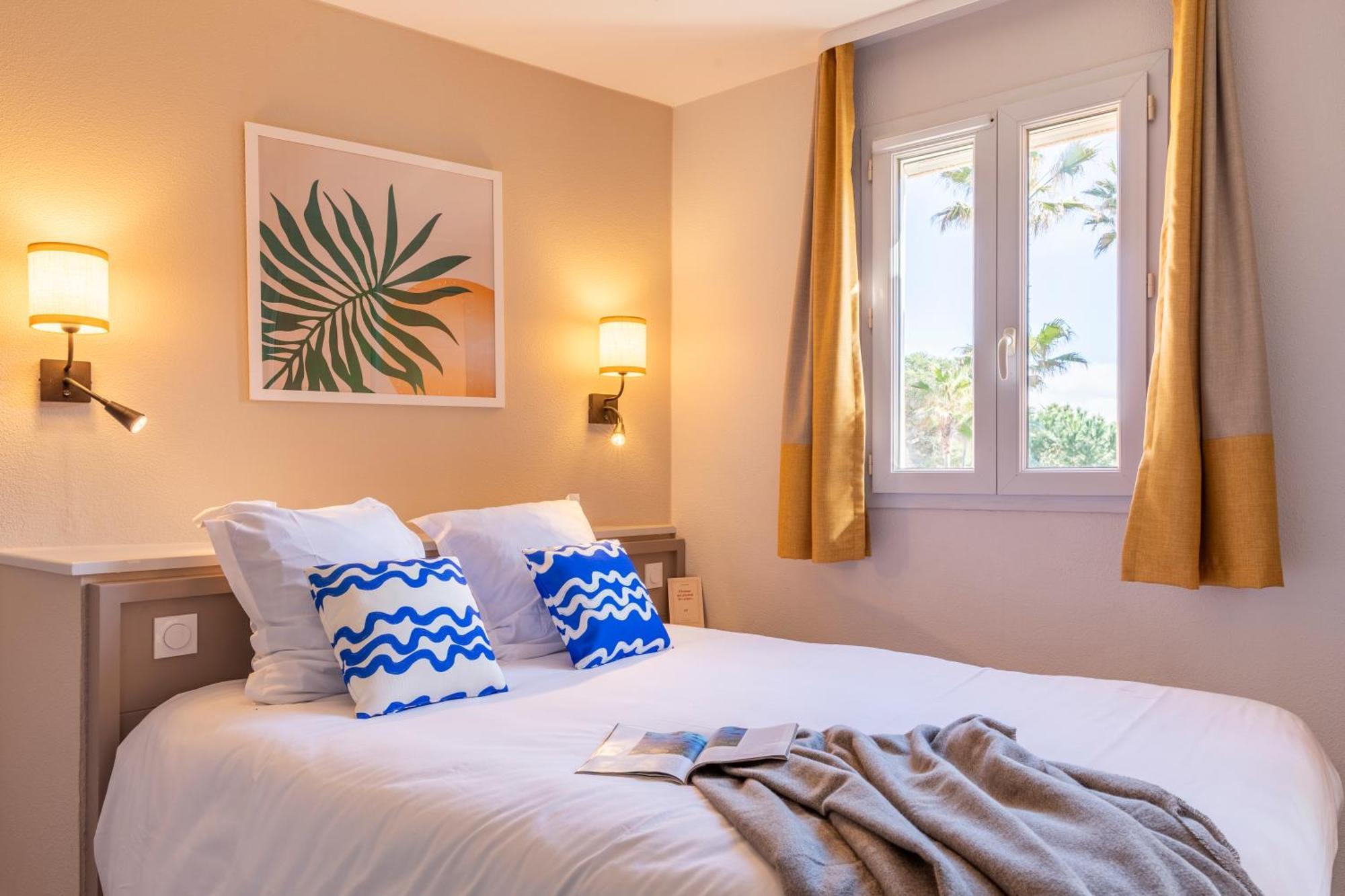 Superior One-Bedroom Apartment Sleeping Alcove Air Conditioning Terrace or Balcony Garden View