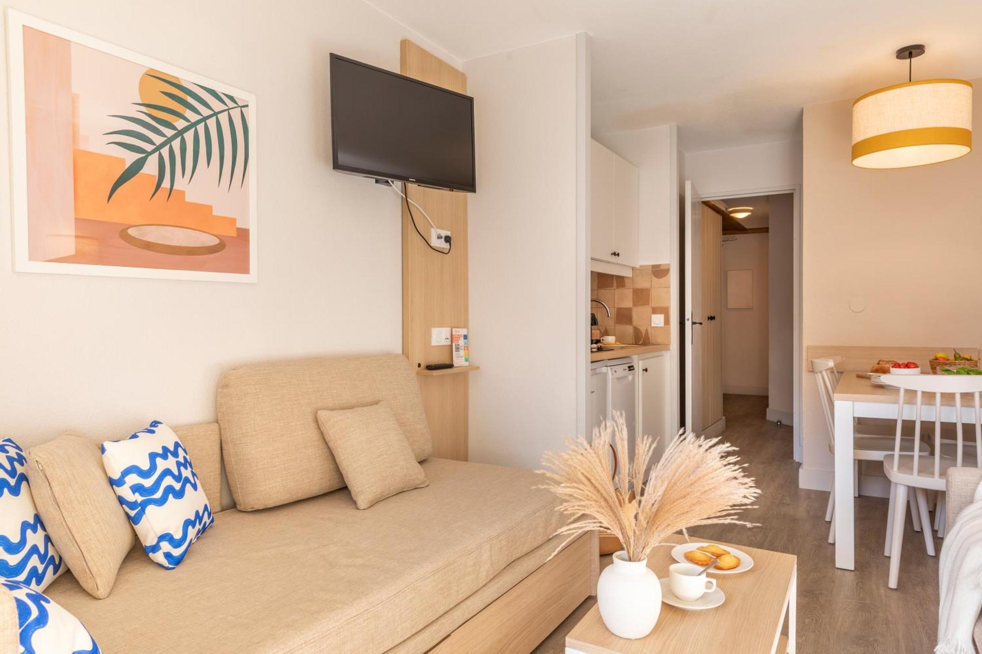 Superior One-Bedroom Apartment Air Conditioning Terrace or Balcony Garden View