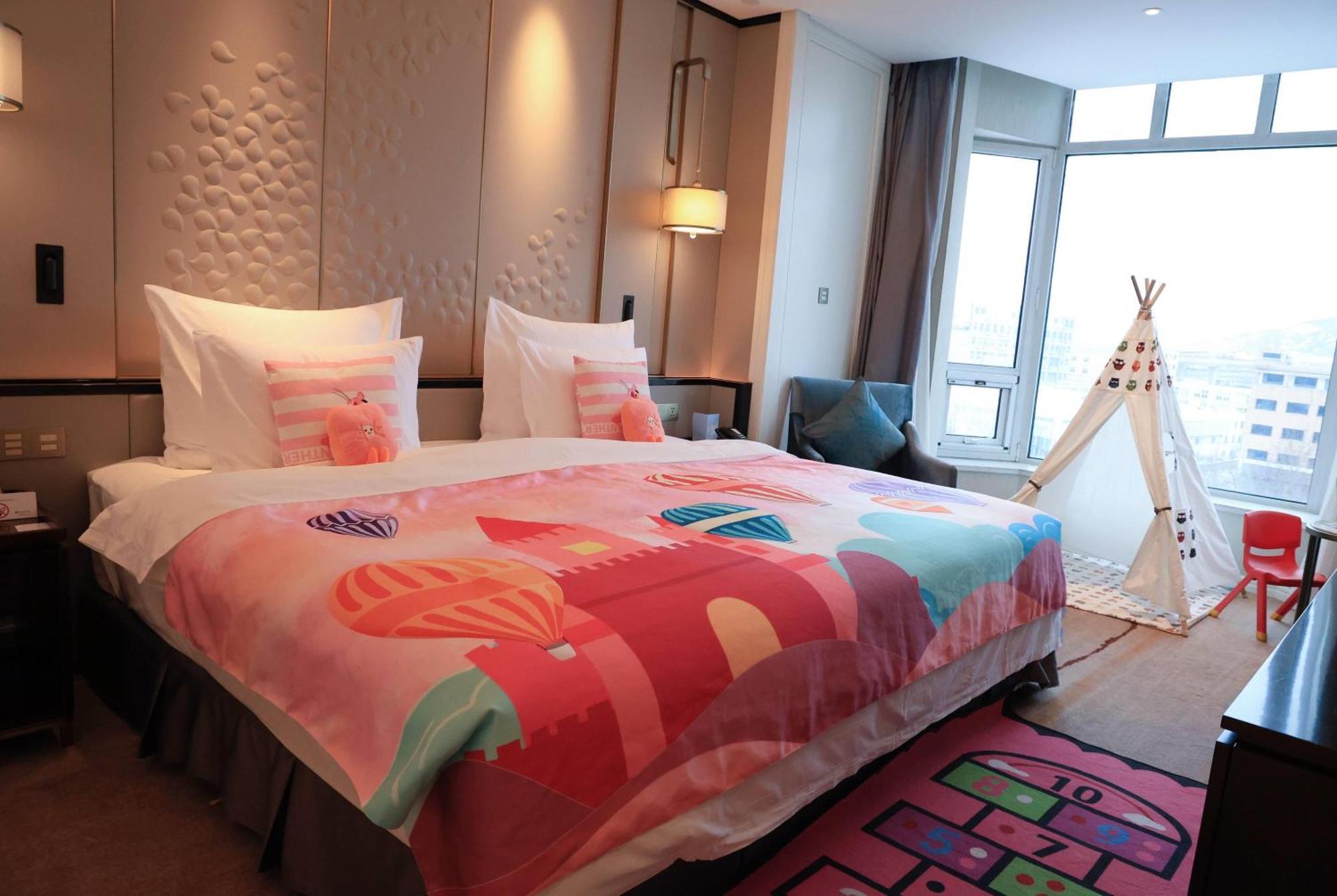 Family extra-large bed room