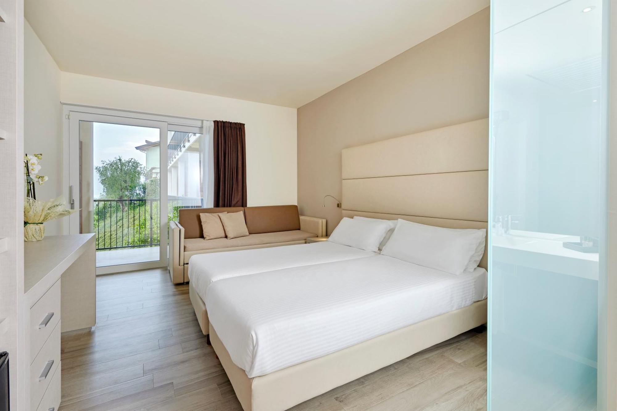 Superior Double Room Balcony Lake View