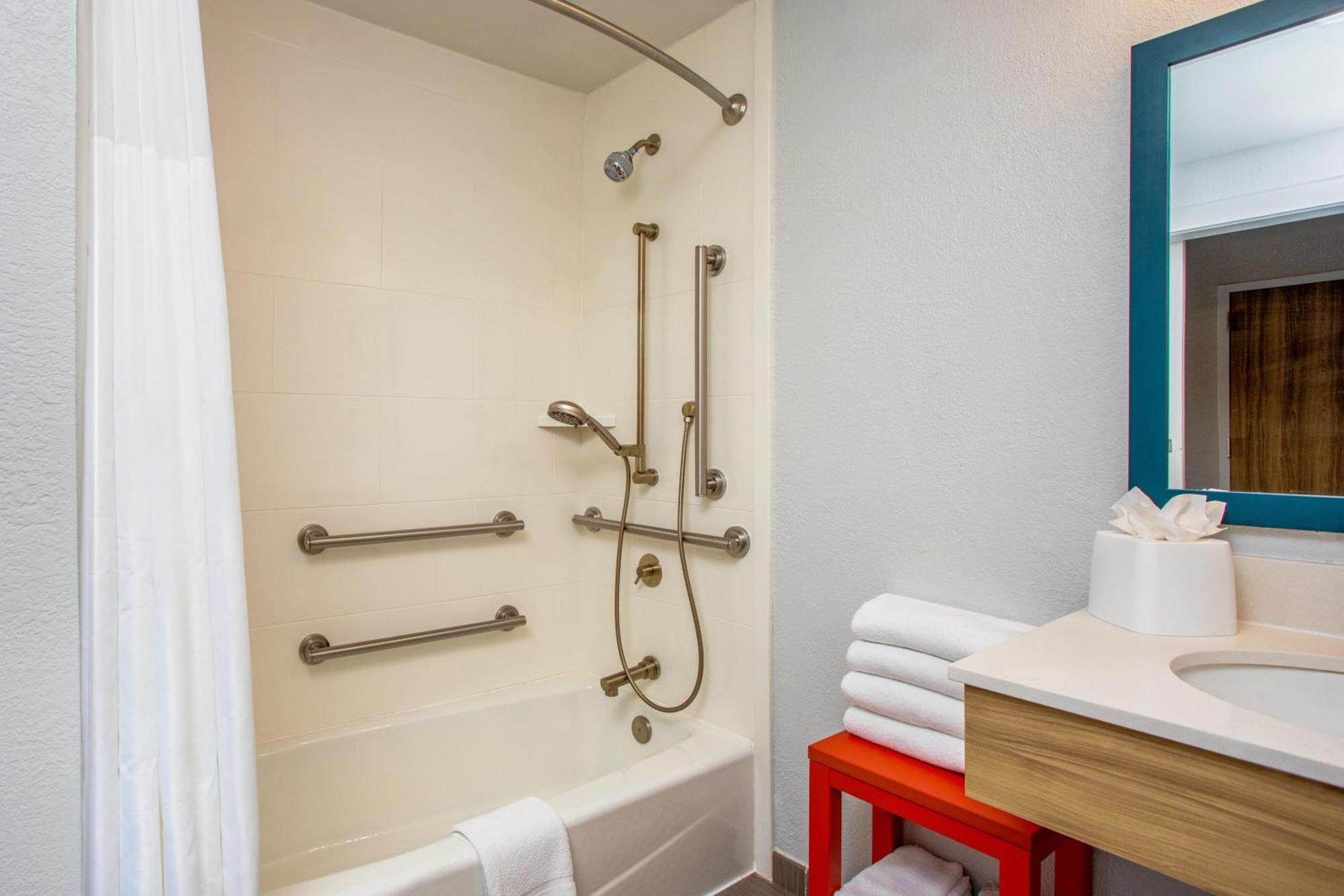 King Room Accessible Tub Mobility Hearing Access or Non-Smoking