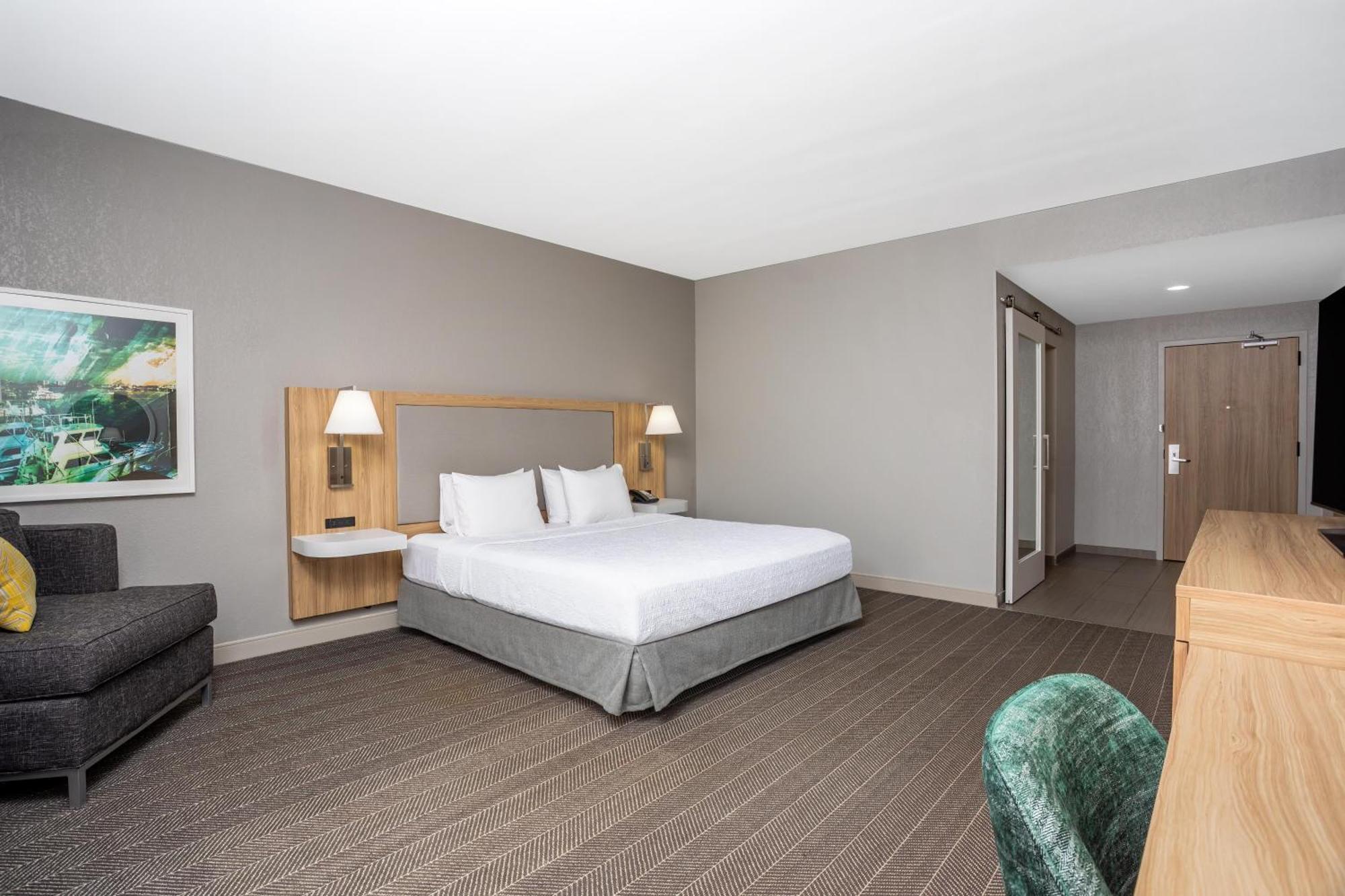King Room Accessible Tub Mobility Hearing Access or Non-Smoking