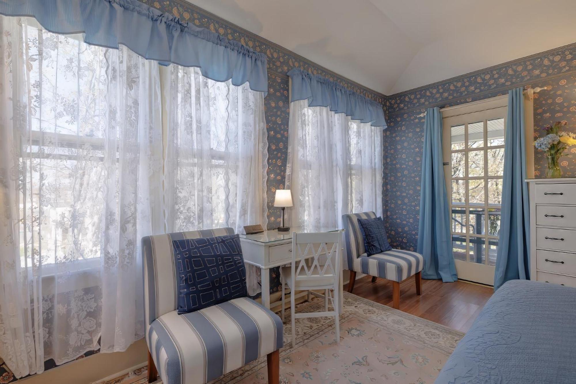 Deluxe Queen Room Louisburg