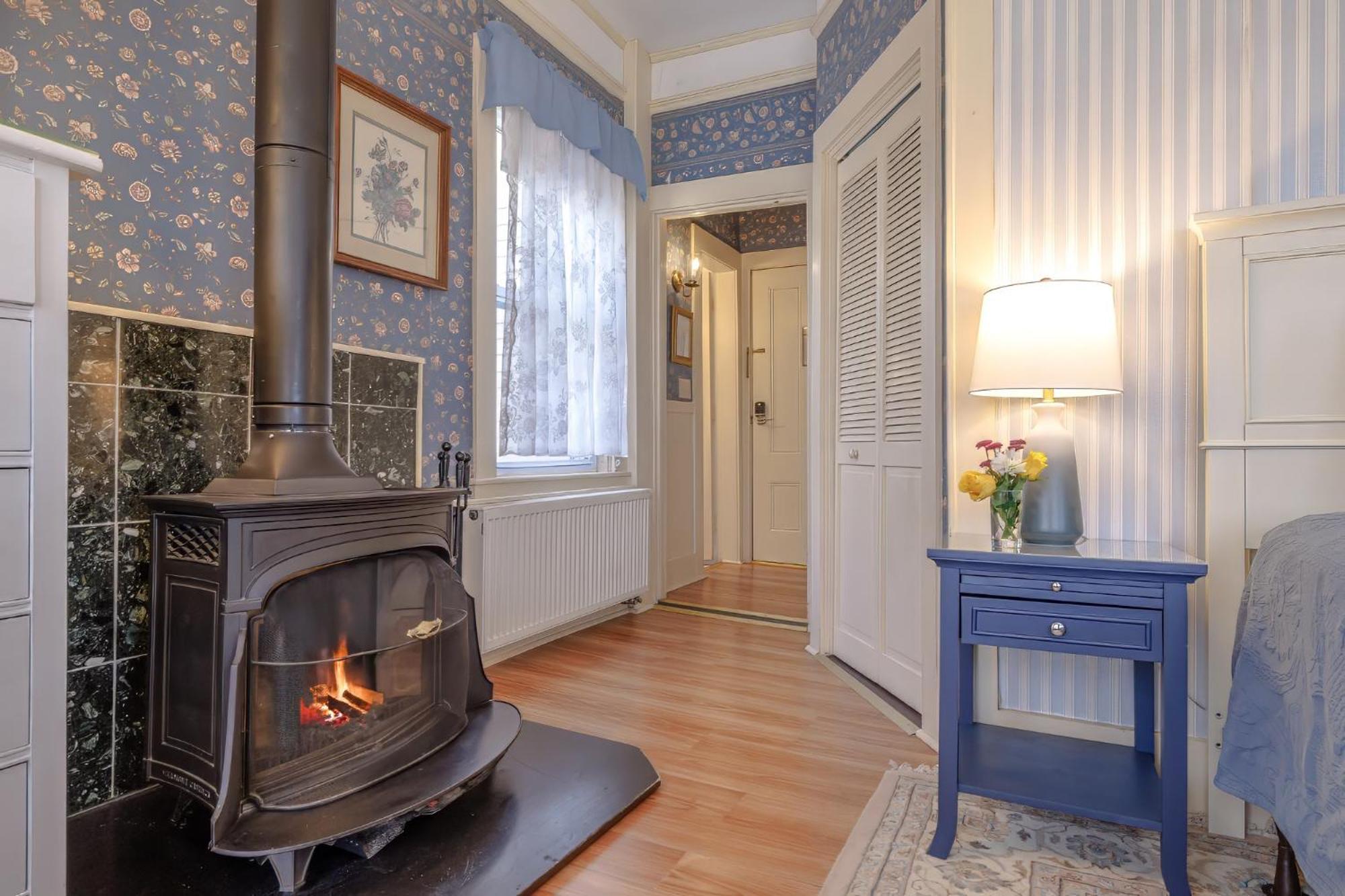 Deluxe Queen Room Louisburg