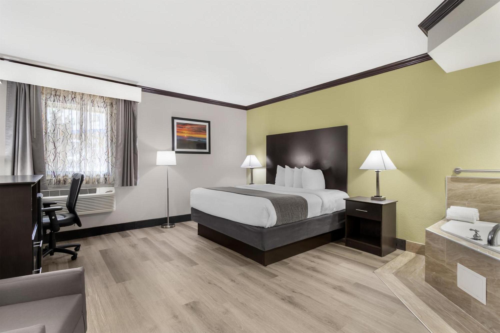 King Room with Roll-In Shower and Jetted Tub - Mobility Accessible/Non-Smoking,1758339611:JPEG