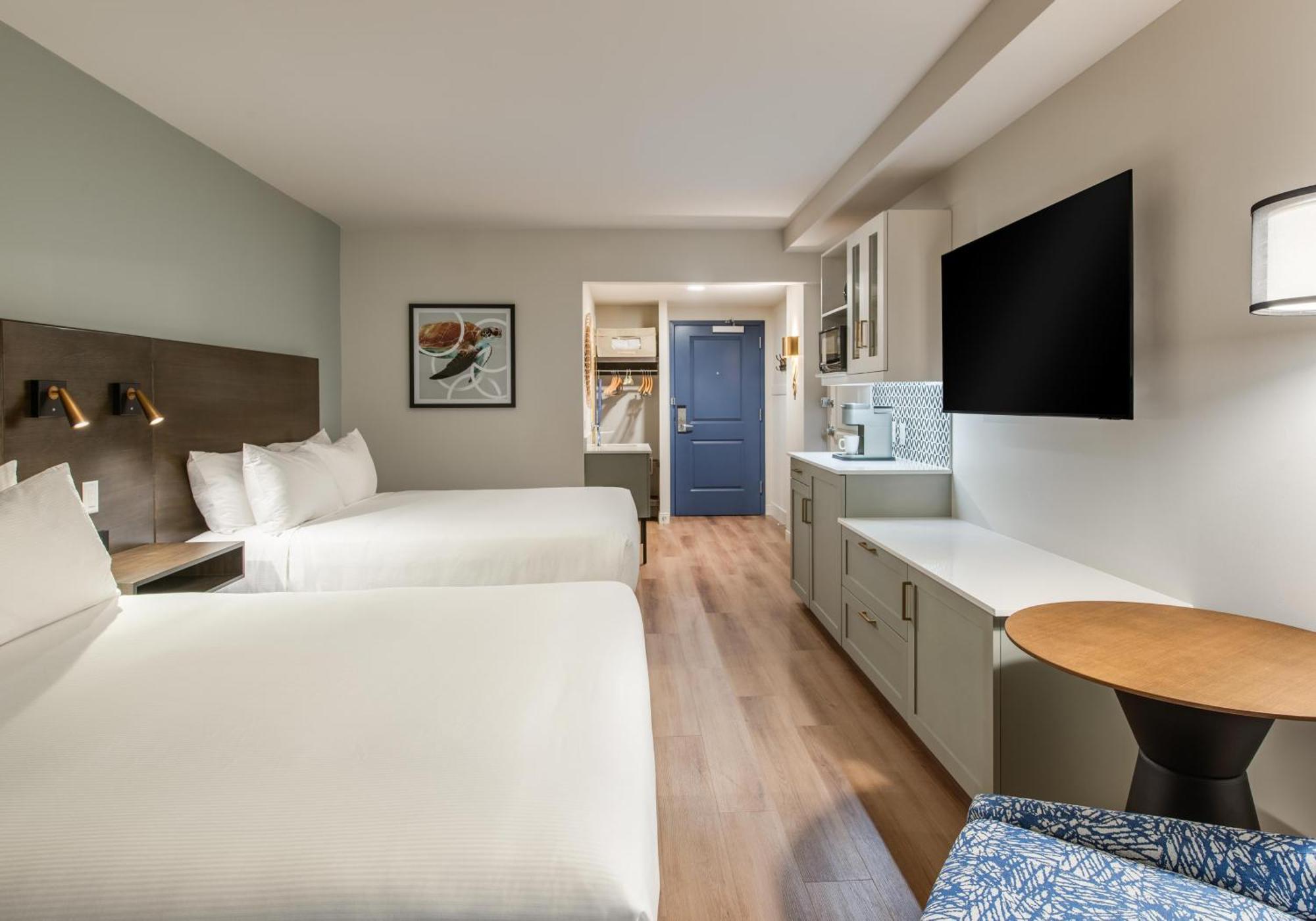 Queen Room Two Queen Beds Rehoboth Avenue View